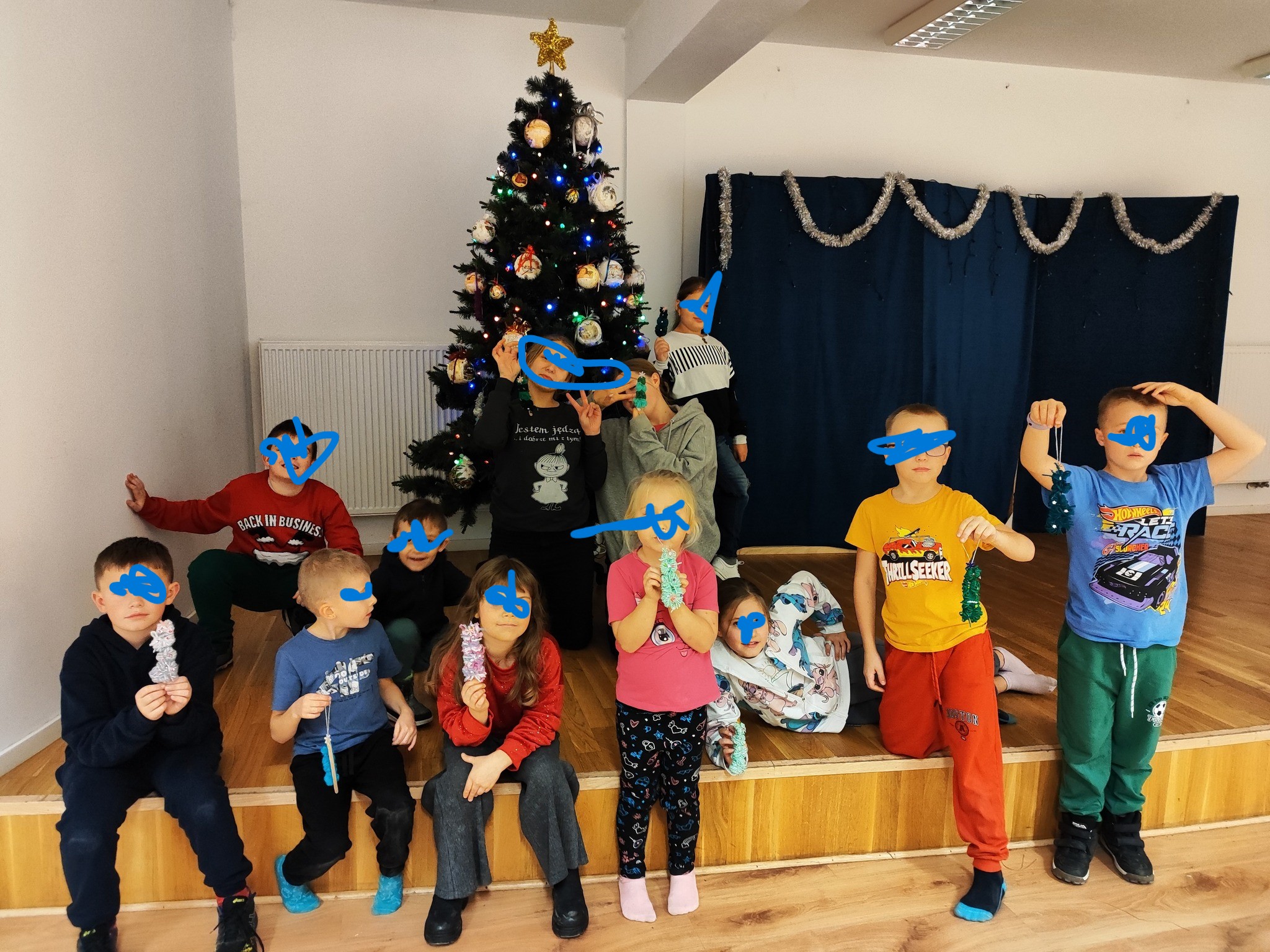 Grupa dzieci biorących udział w warsztatach.