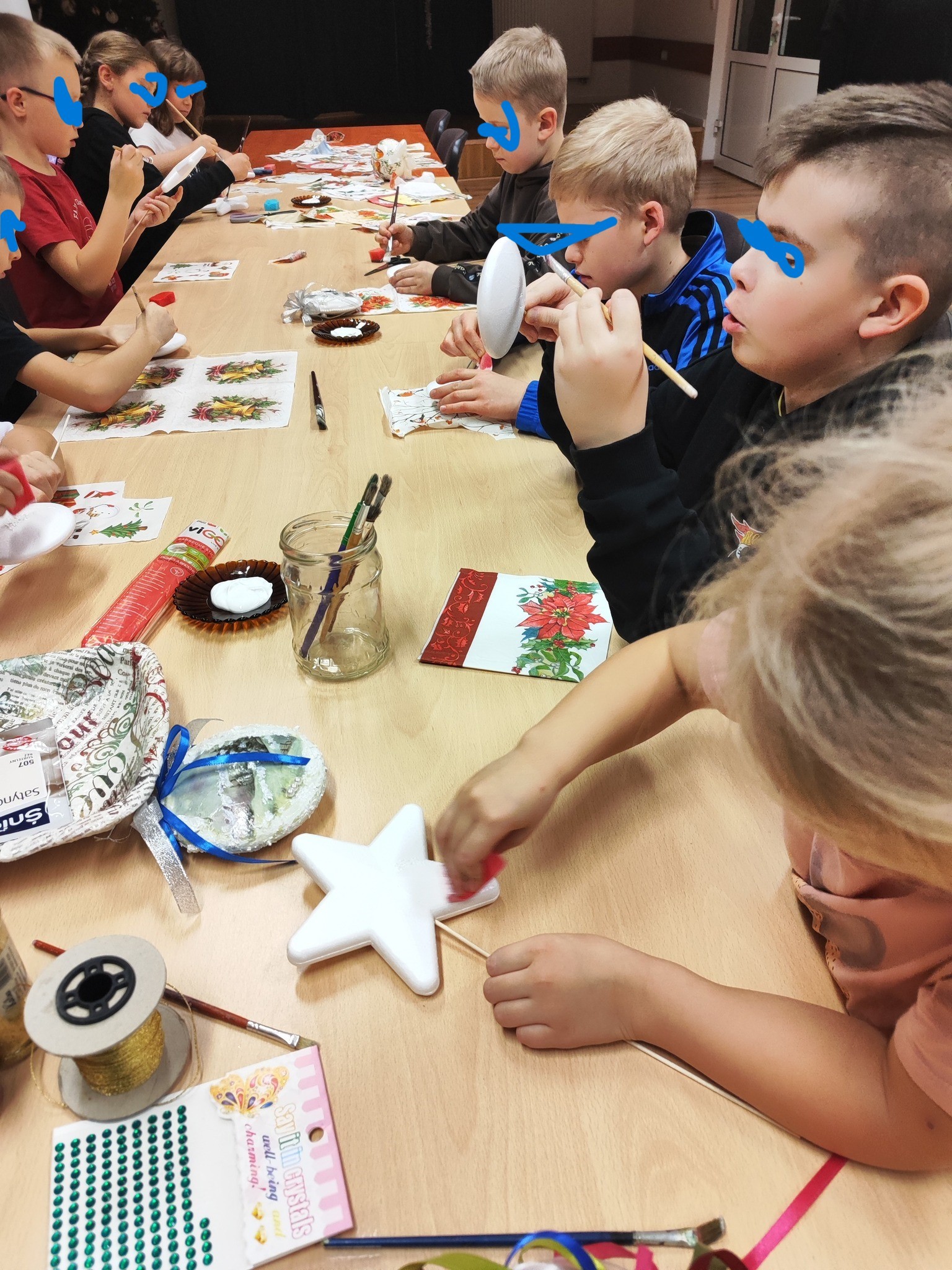 dzieci malujące ozdoby choinkowe