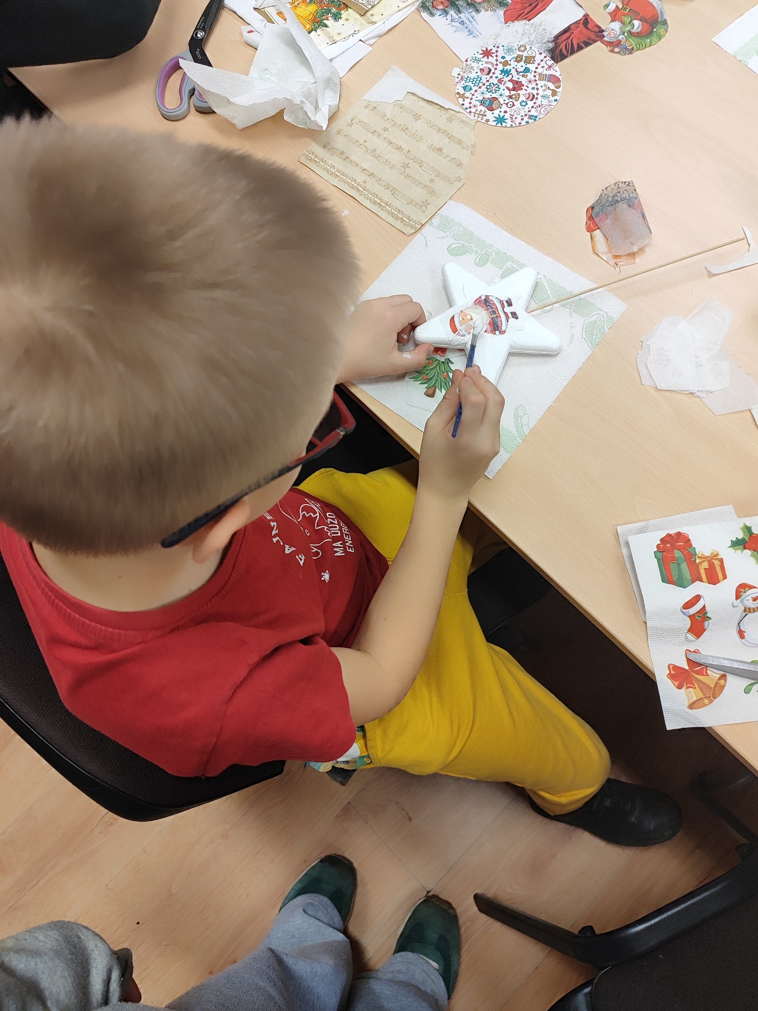 dzieci malujące ozdoby choinkowe