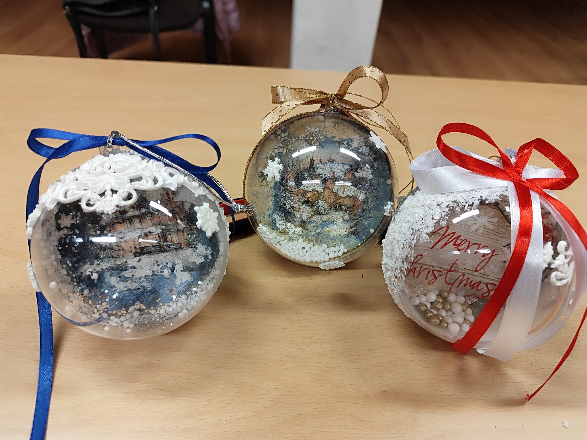 Zdjęcie bombek wykonanych na warsztatach.