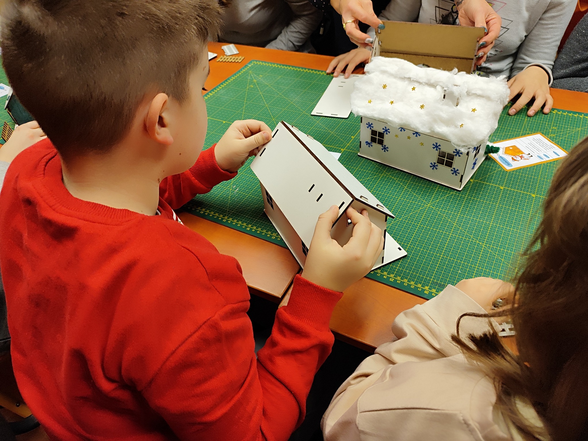 budujemy wioskę świątecznych stworzeń