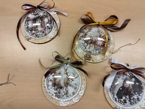 Zdjęcie bombek wykonanych na warsztatach.