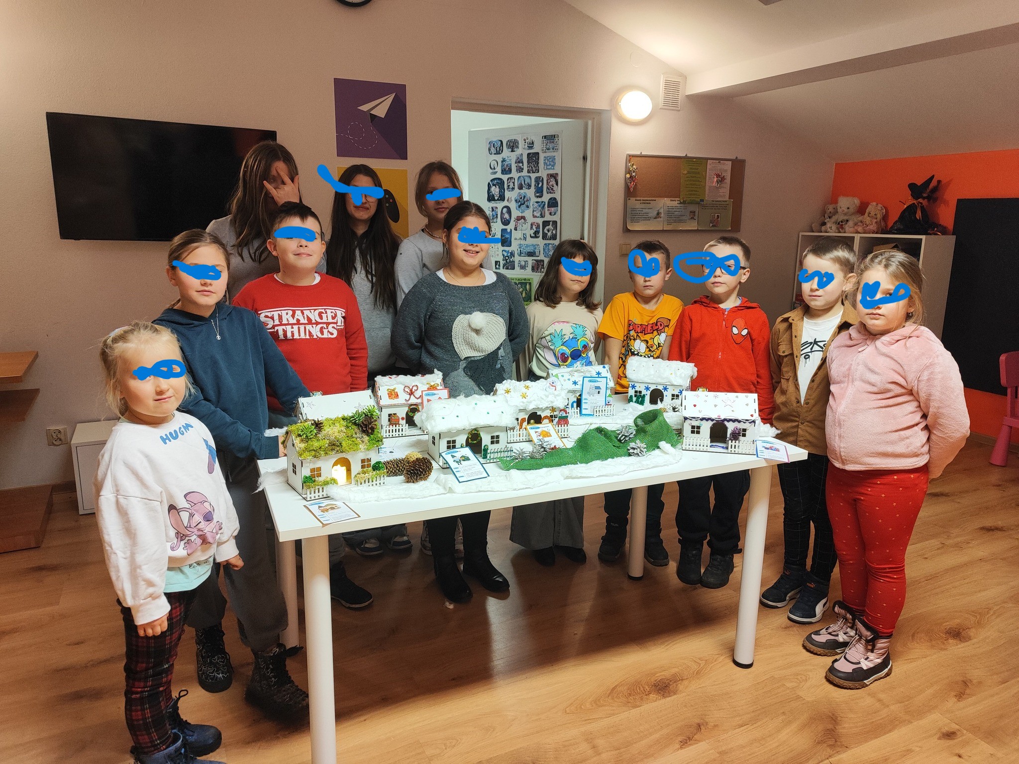 mali budowniczy wioski świątecznych stworzeń