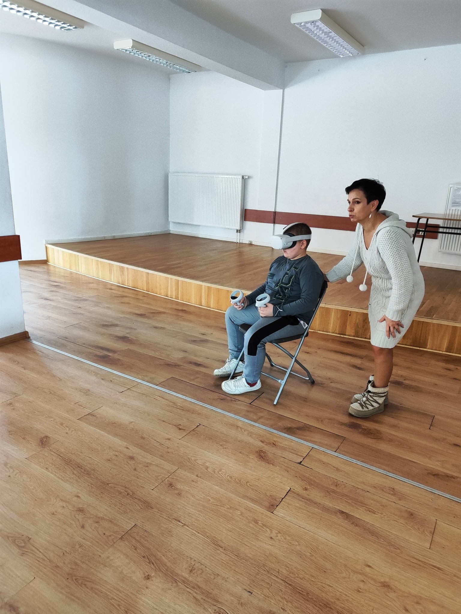 chłopiec w okularach VR