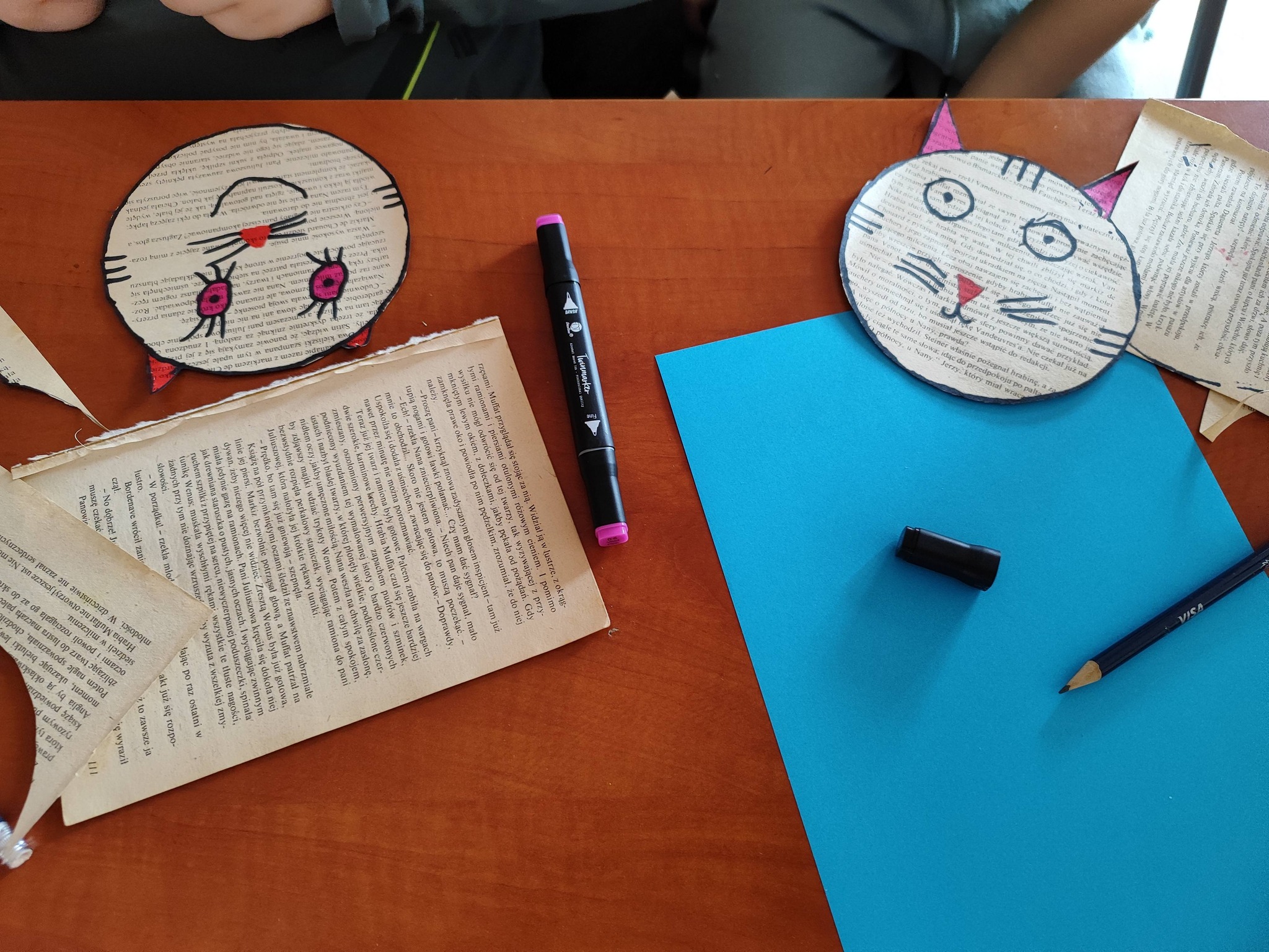 kartki, mazaki, fragmenty kocich portrtetów