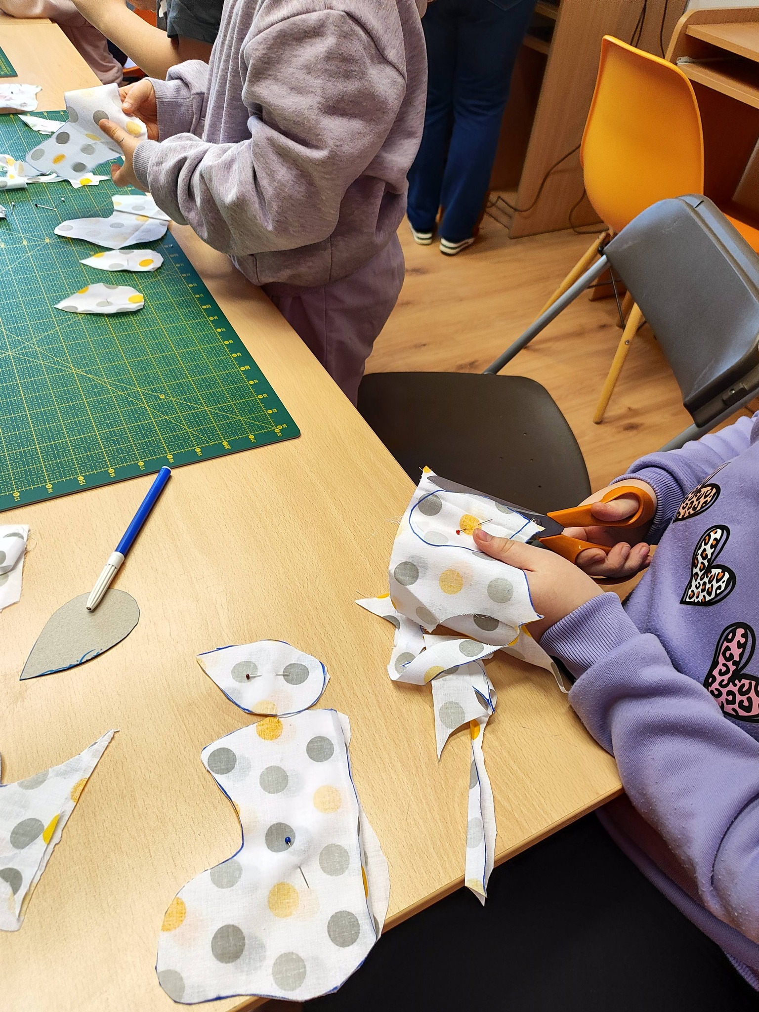 wycinamy ptaszki z tkaniny