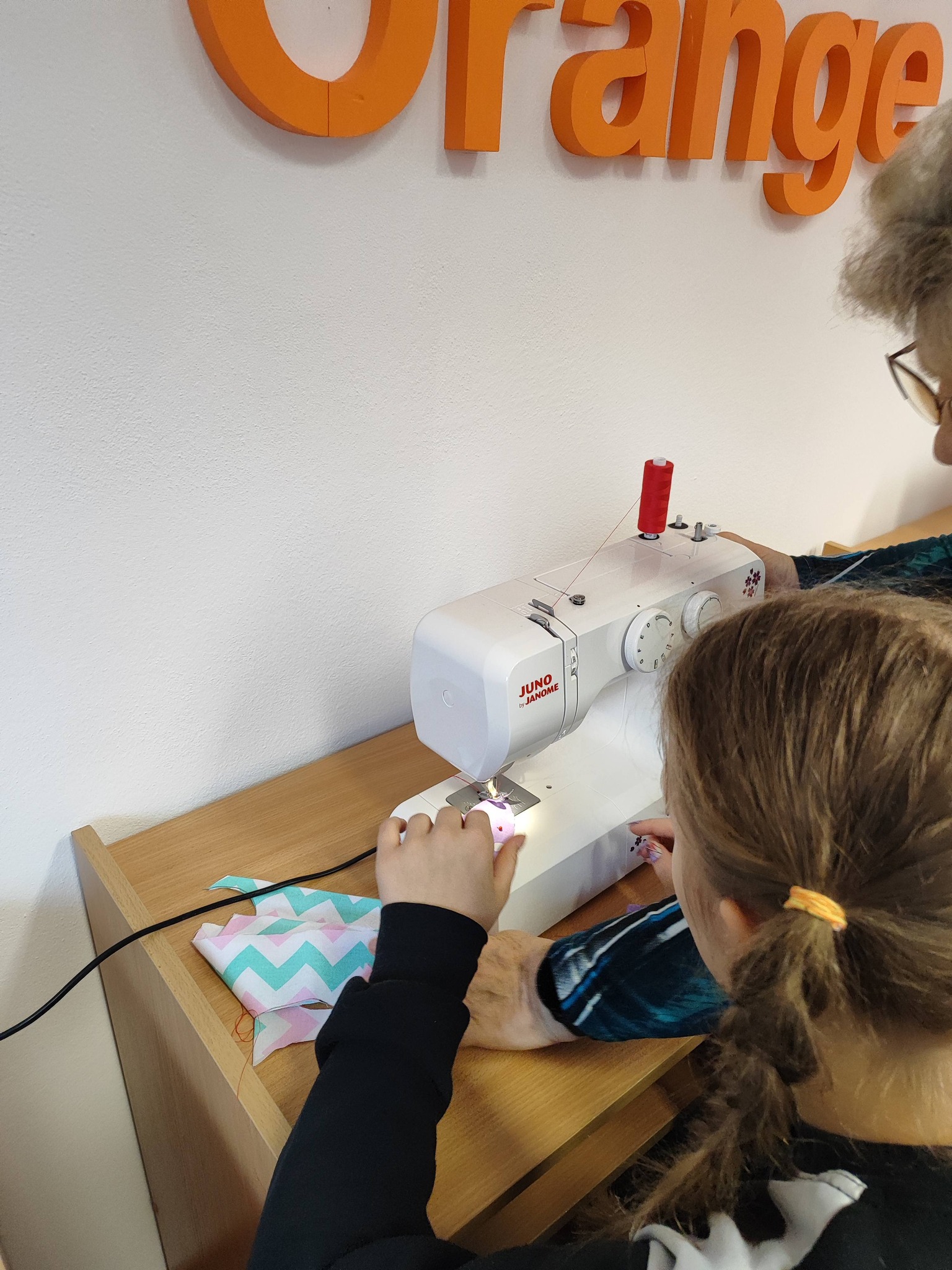 nastolatka szyje na maszynie