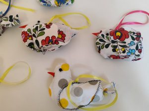 kolorowe ptaszki z tkaniny