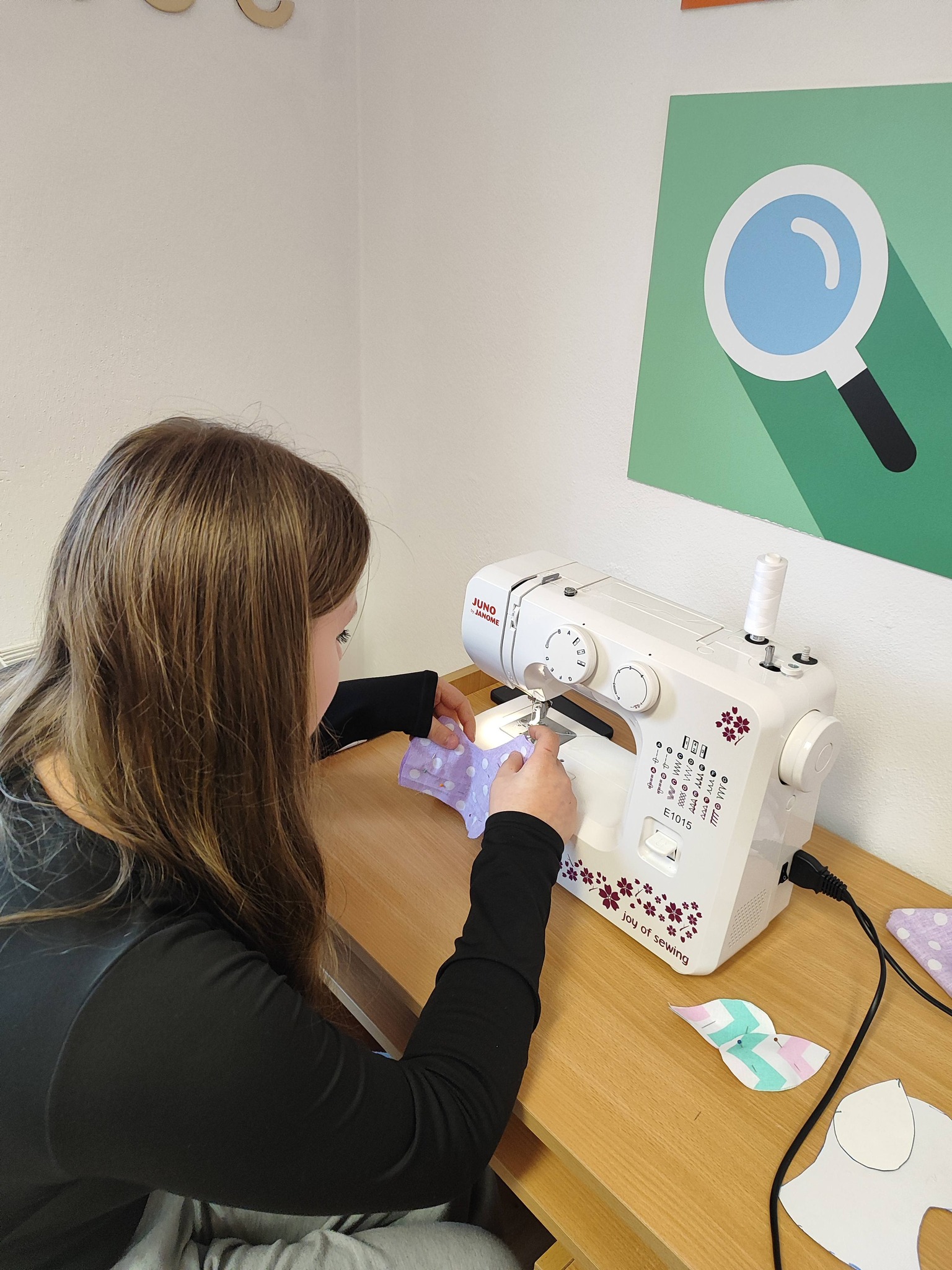 nastolatka przy maszynie do szycia