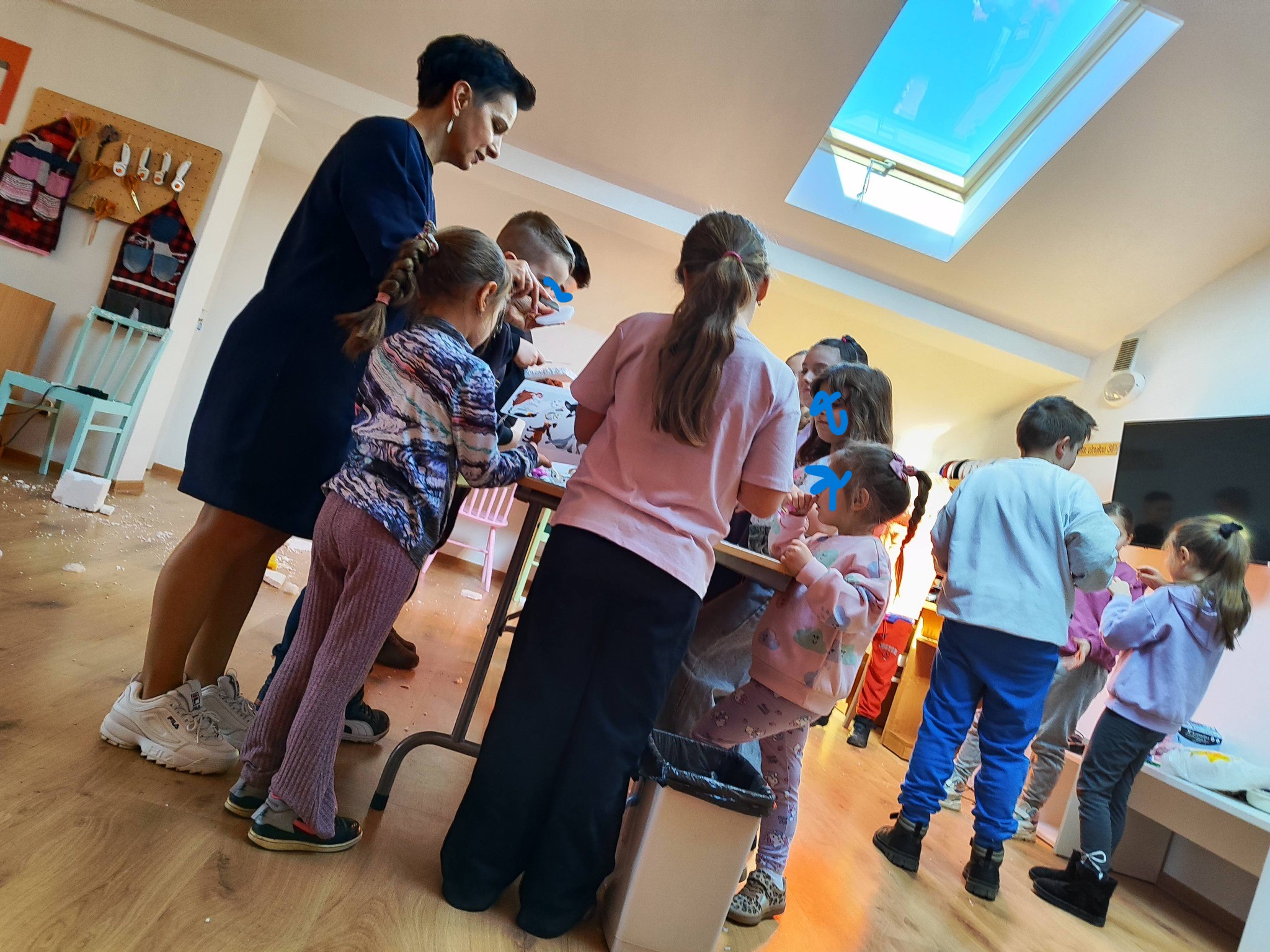 grupa dzieci i młodzieży podczas warsztatów