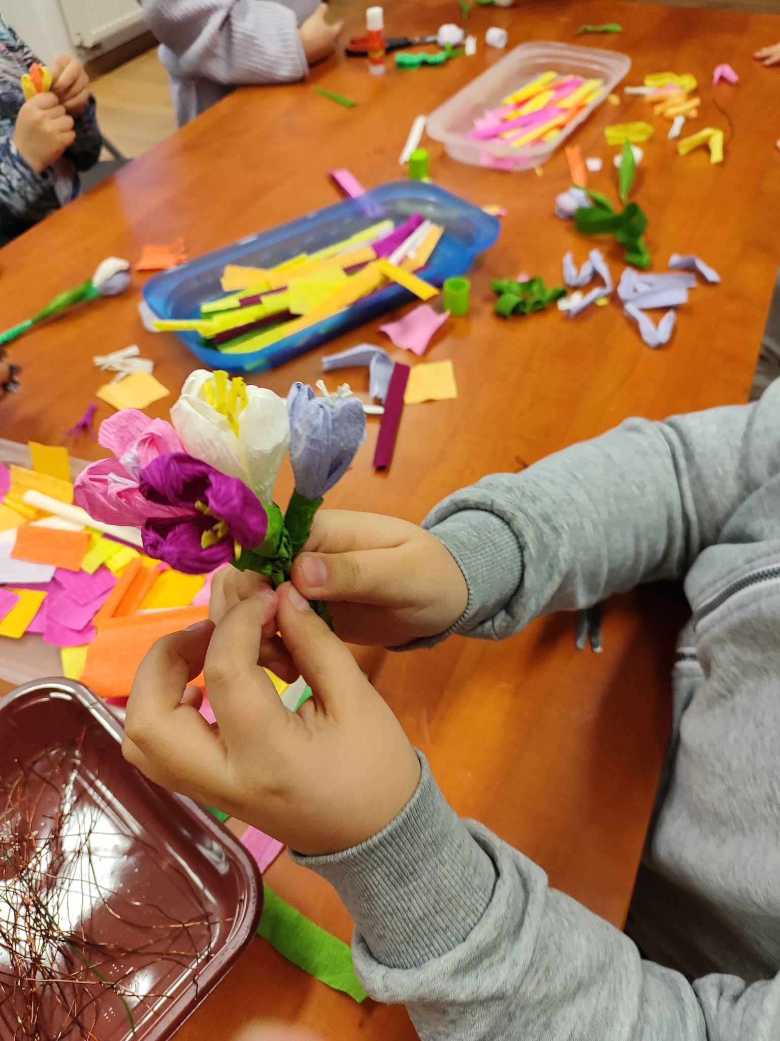 bukiecik kwiatów z krepiny