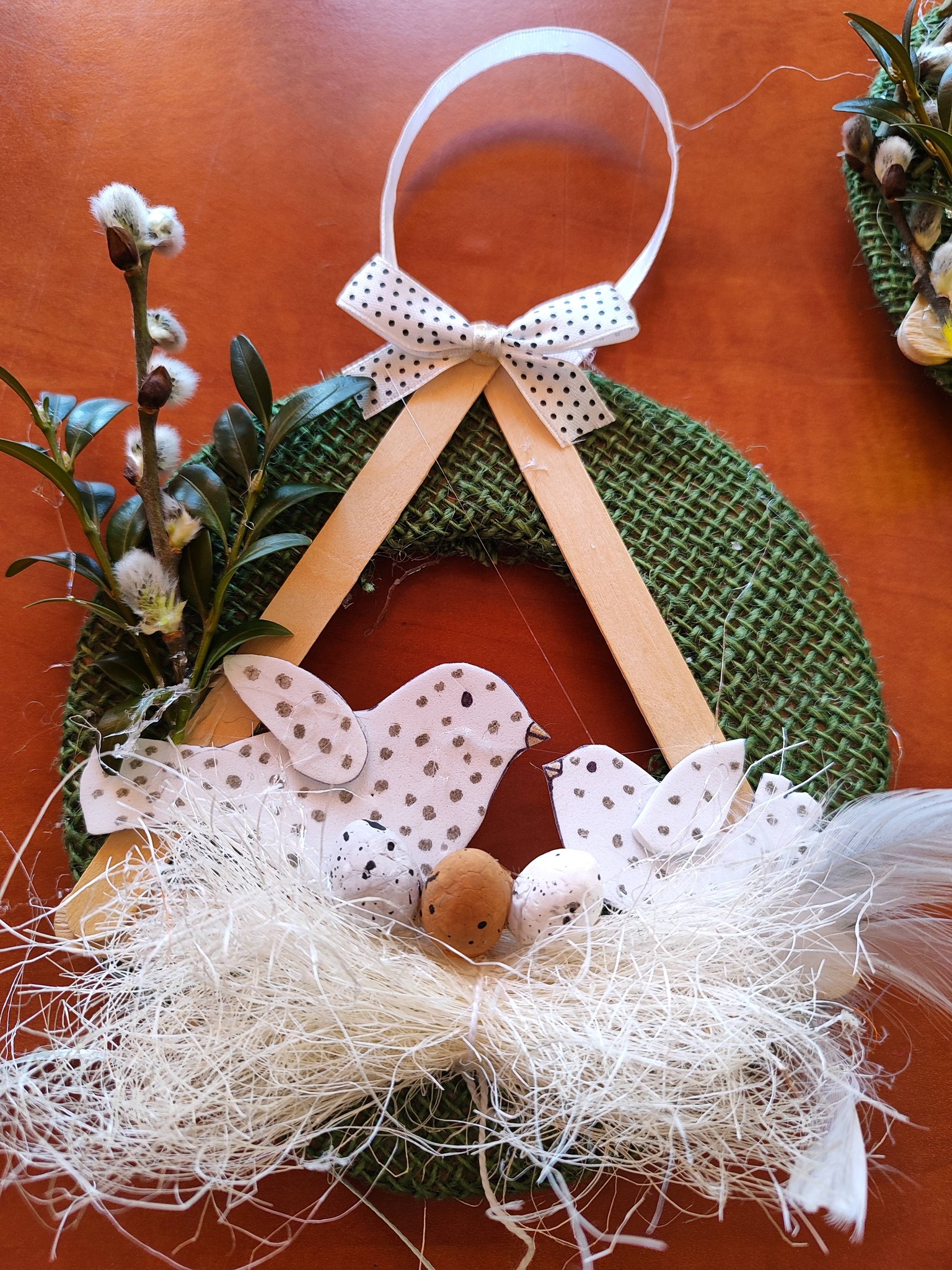 gniazdko z juty z ptaszkami