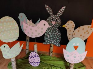 instalacja wiosenna, barwne ptaki