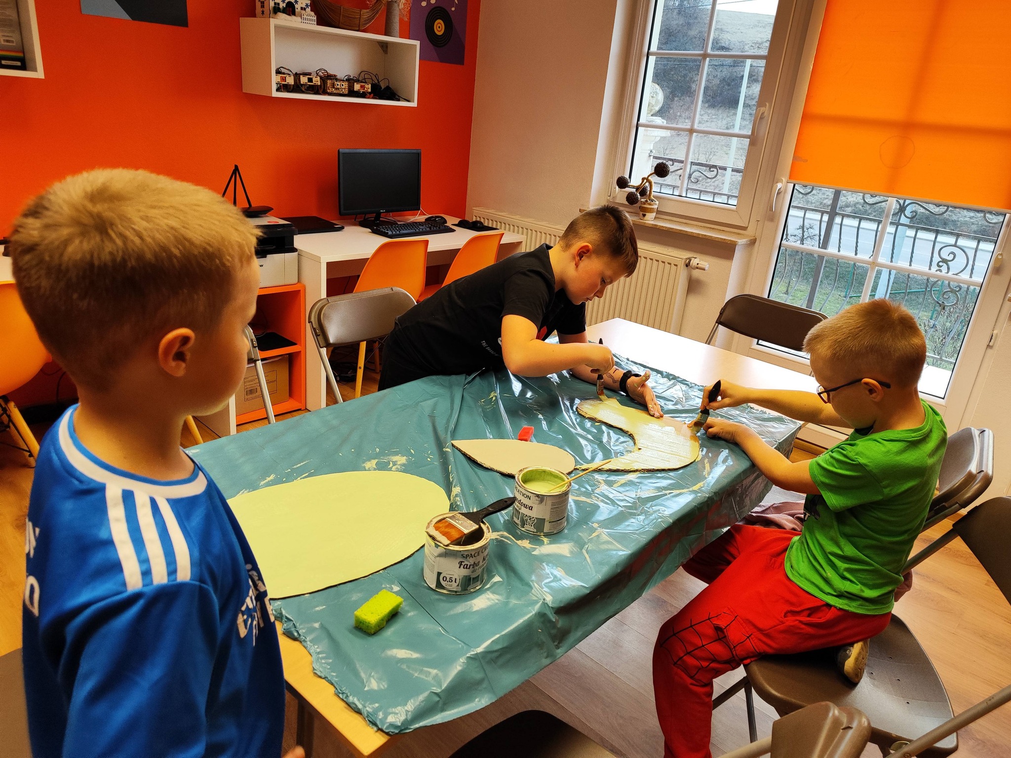 chłopcy malują