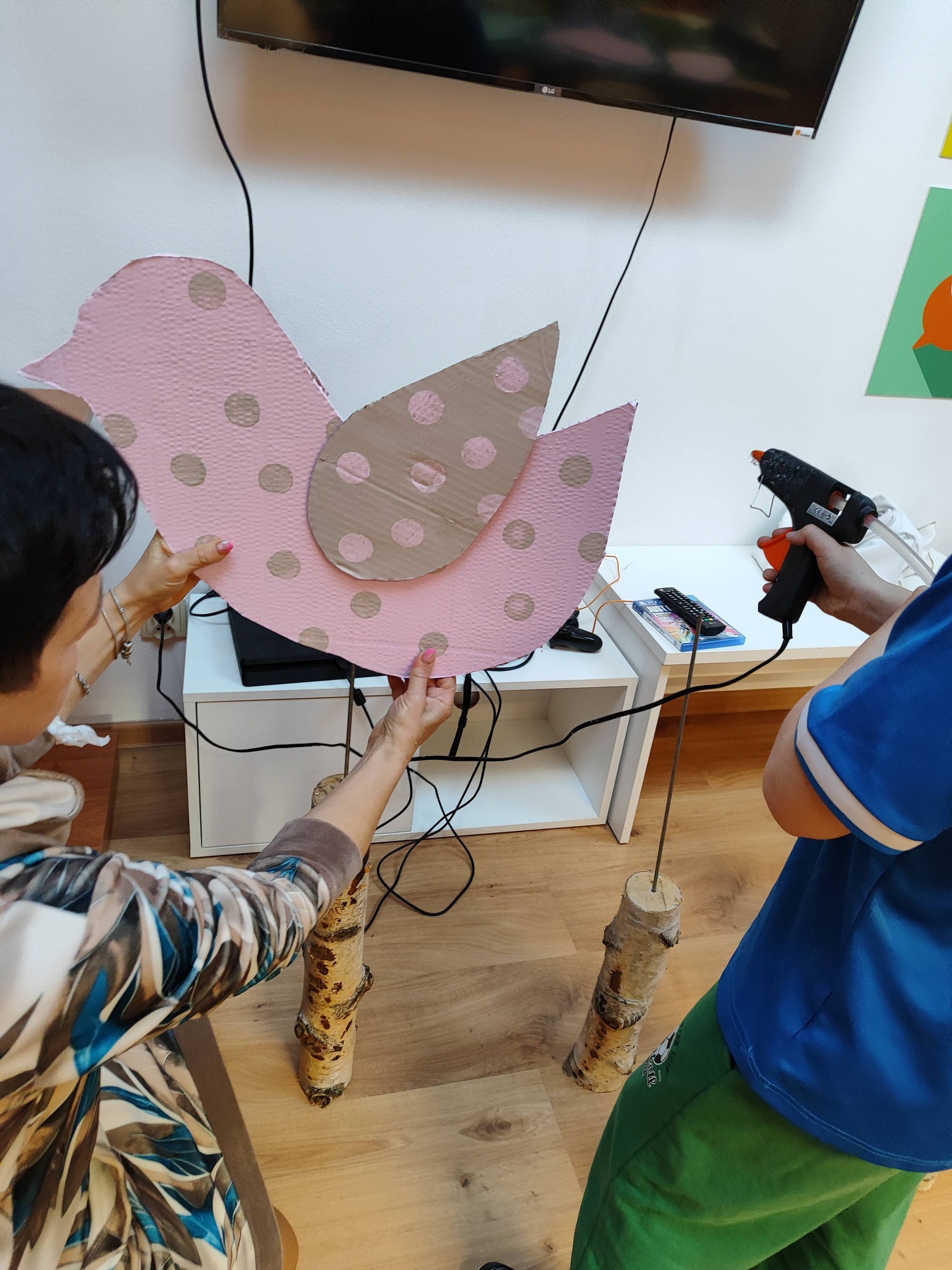 montowanie ptaka na słupku z brzozy