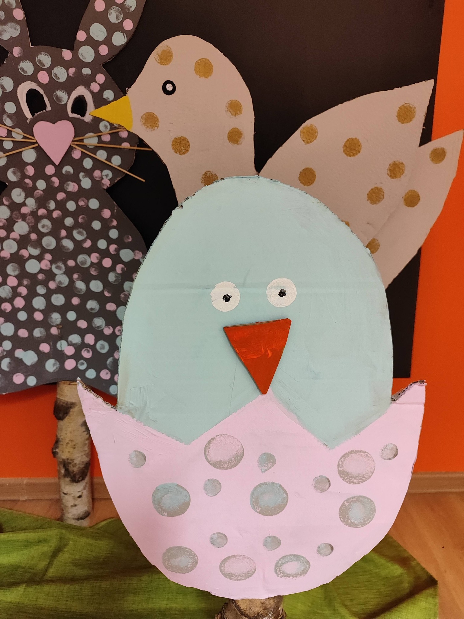 pisanka, ptak i zając w pastelowych barwach