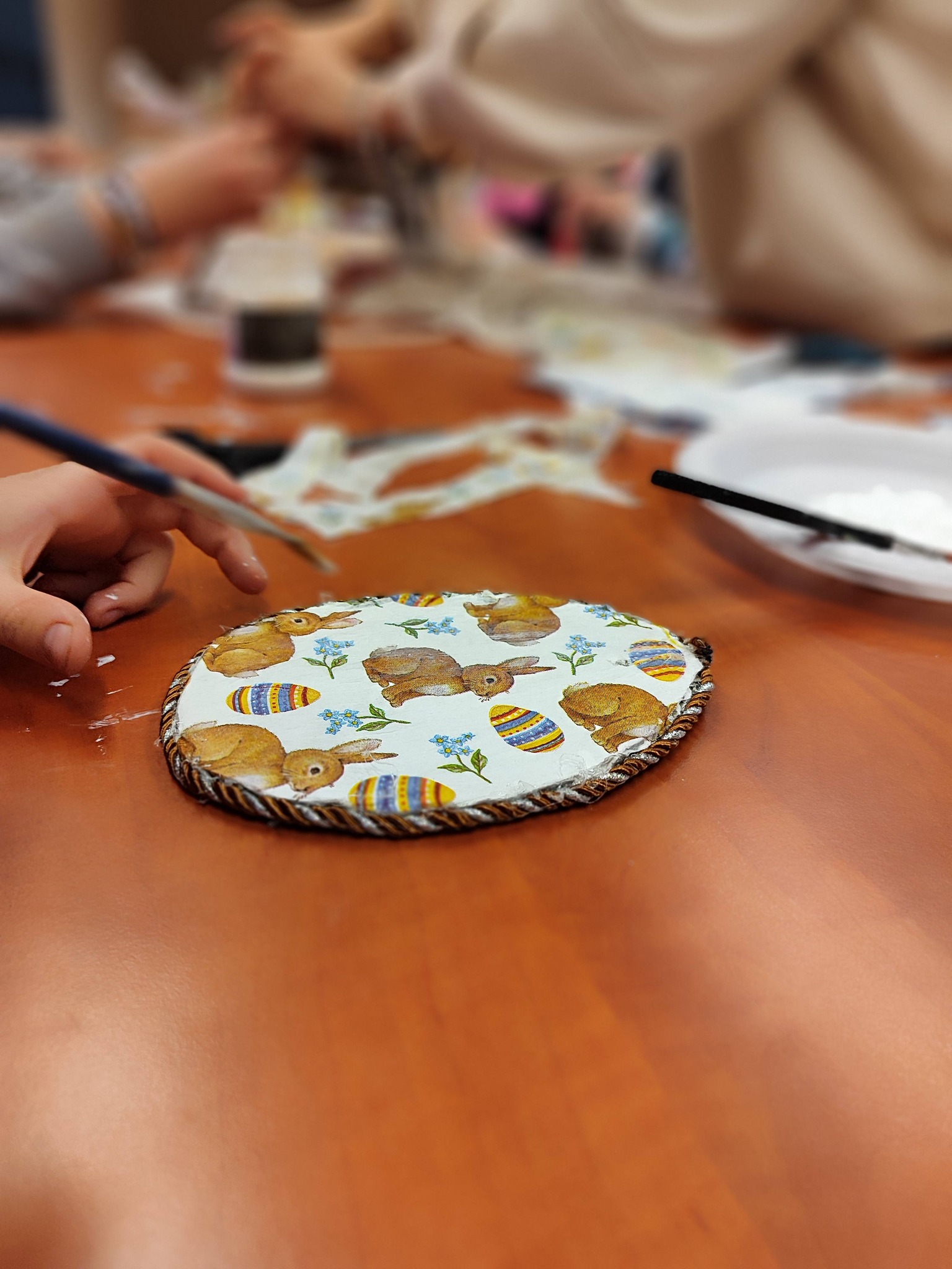 naklejanie wzoru z serwetki