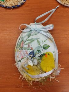 tekturowa pisanka ozdobiona metodą decoupage