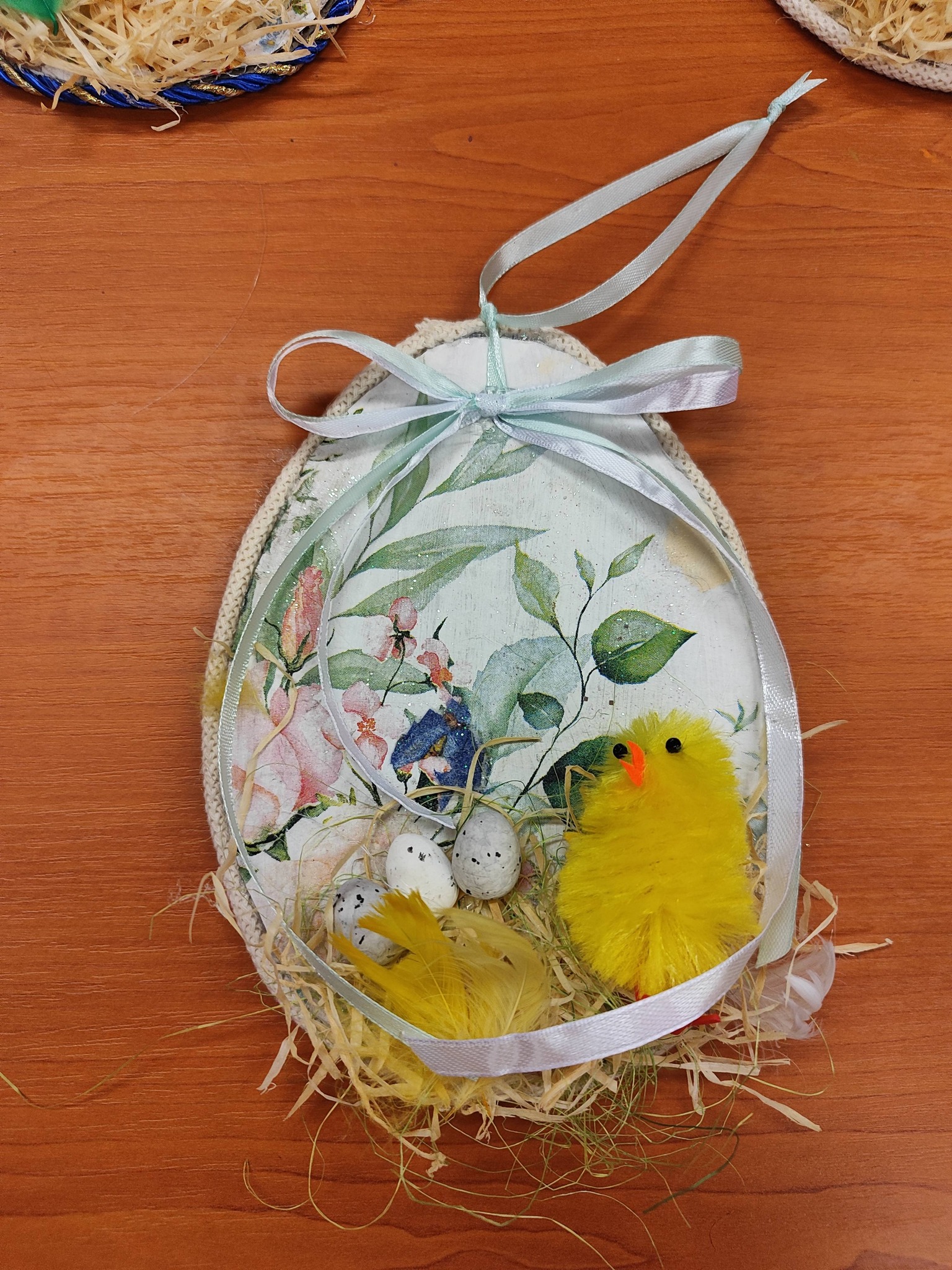 tekturowa pisanka ozdobiona metodą decoupage