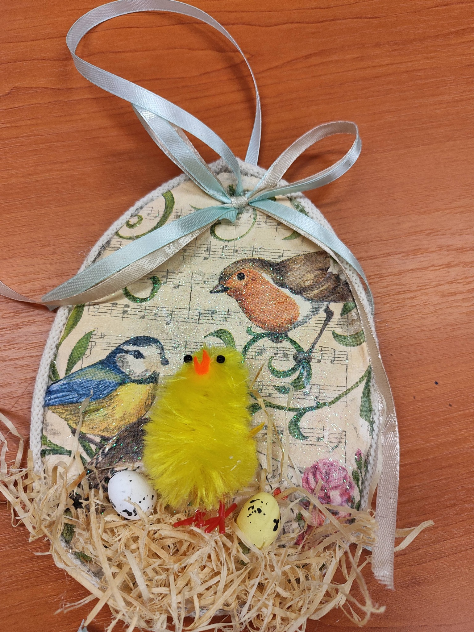 tekturowa pisanka ozdobiona metodą decoupage