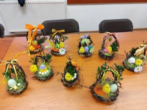 stroiki wielkanocne na plastrze drzewa z gałązek brzozowych