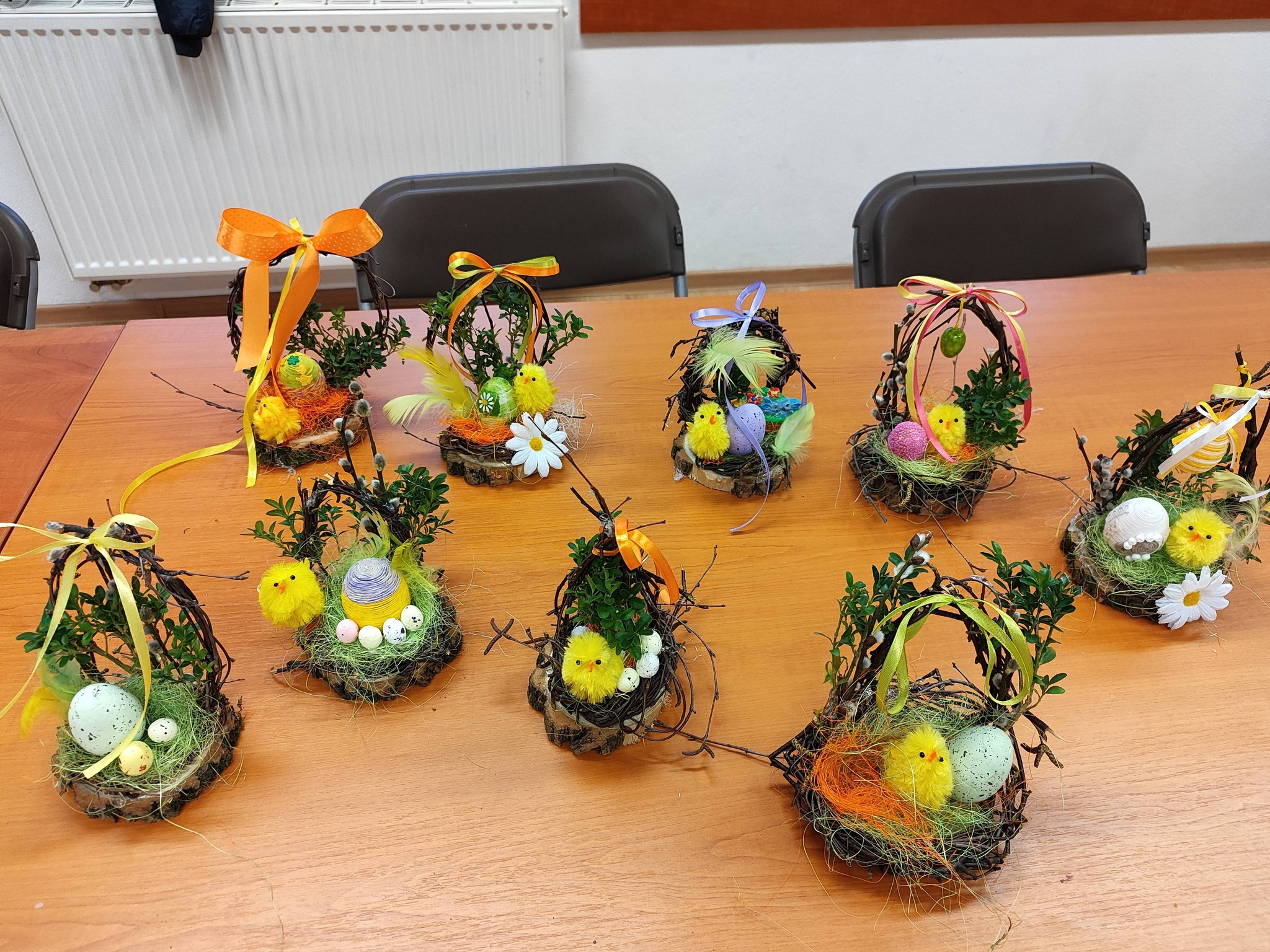 stroiki wielkanocne na plastrze drzewa z gałązek brzozowych