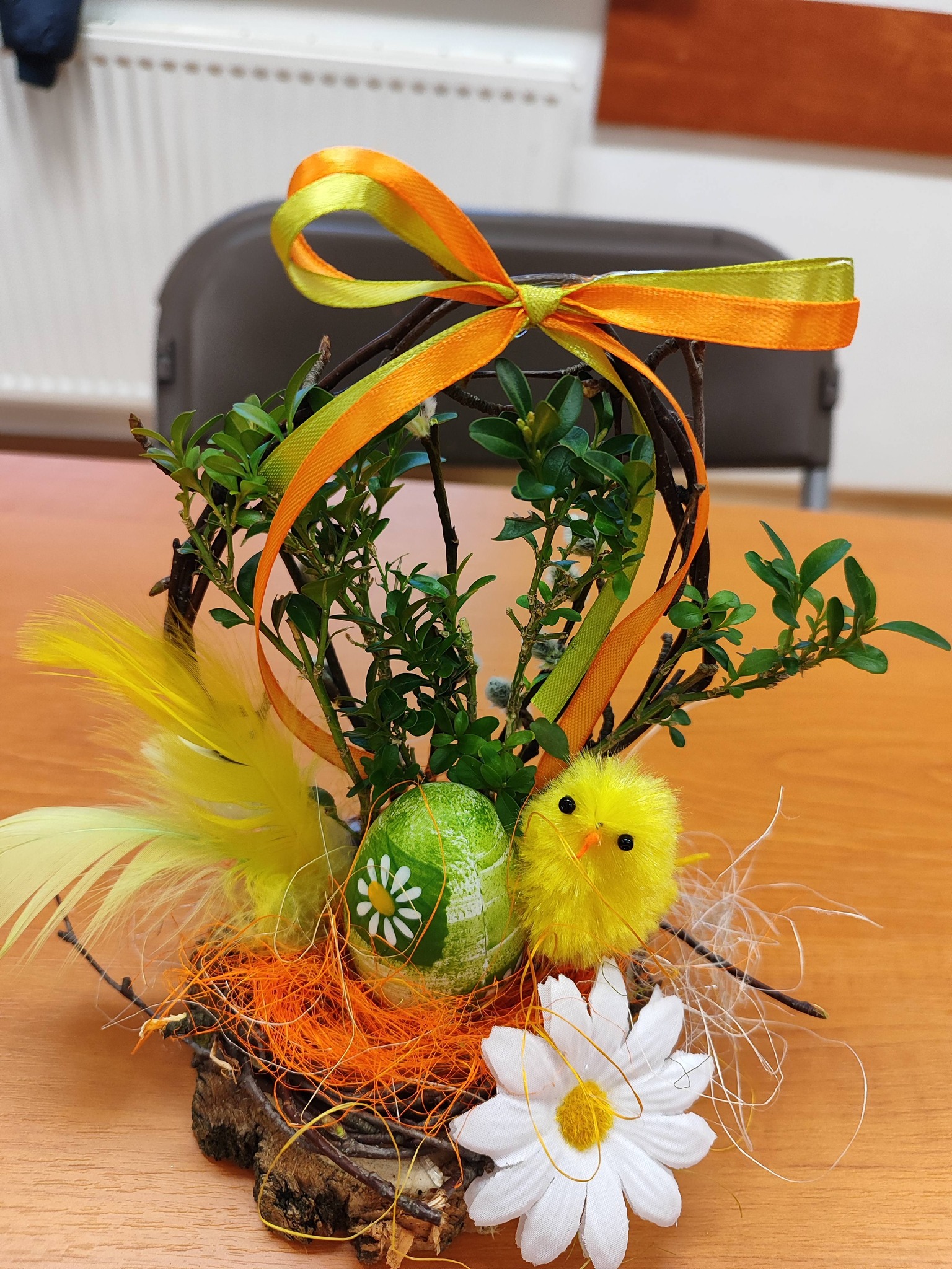 dekoracja wielkanocna na plastrze drzewa