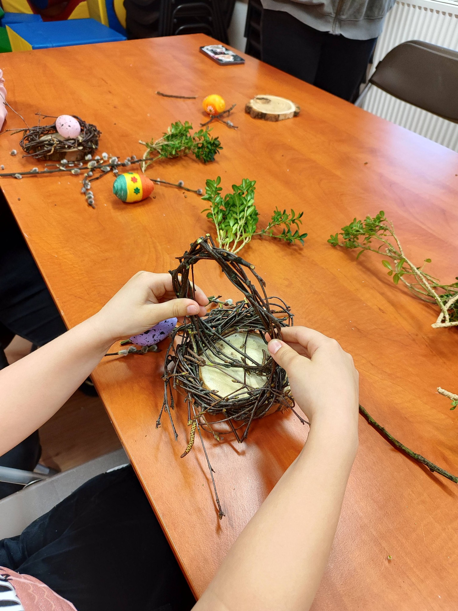 Kształtowanie stroika z gałązek brzozy