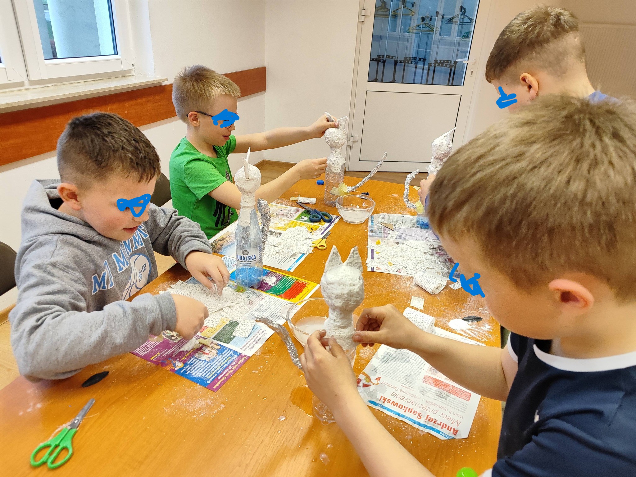 oklejamy koty bandażem gipsowym