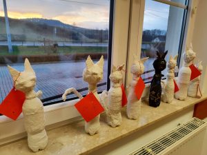 koty upcyklingowe na butelkach w formie gipsowej