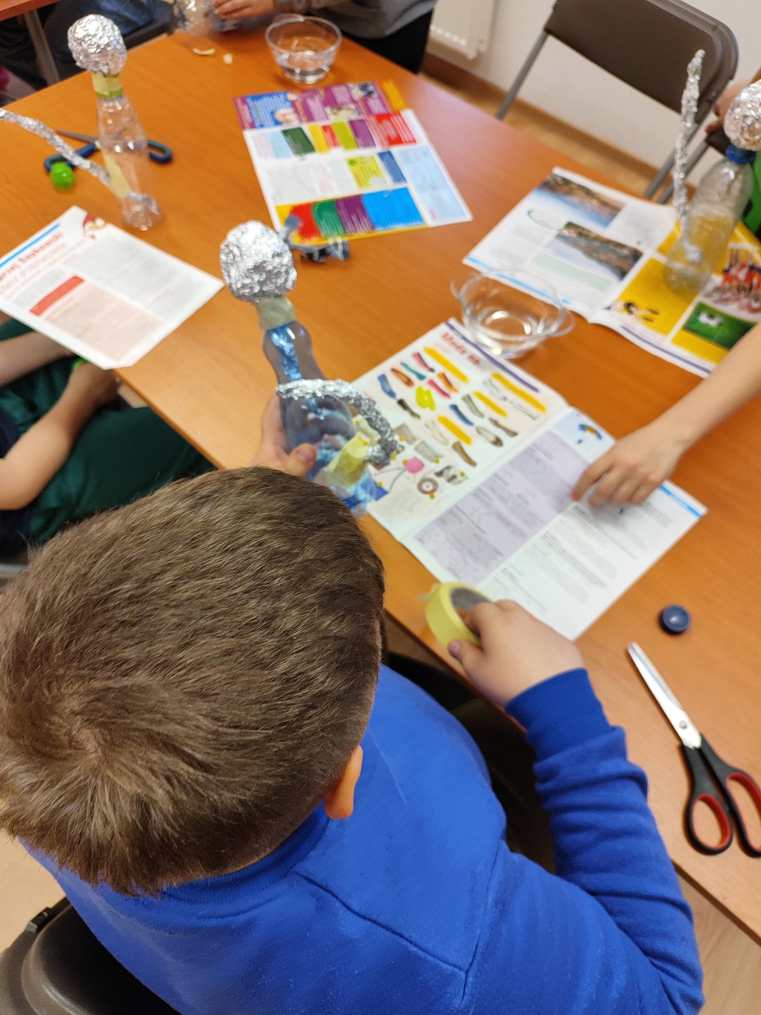 formujemy koty na butelkach