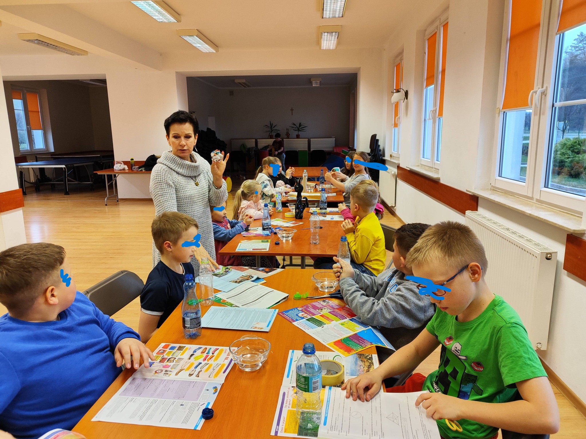 grupa warsztatowa przy pracy