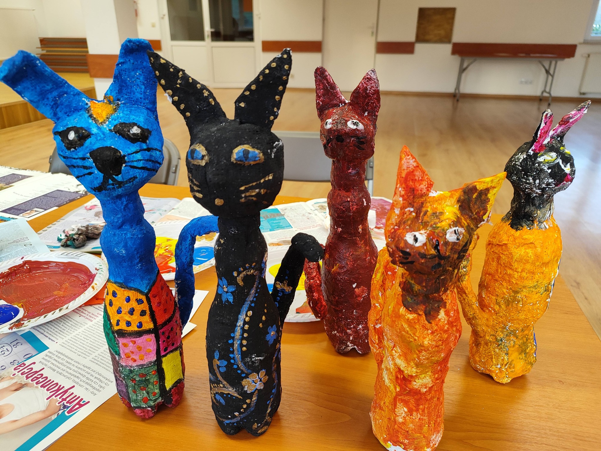 pomalowane figurki kotów