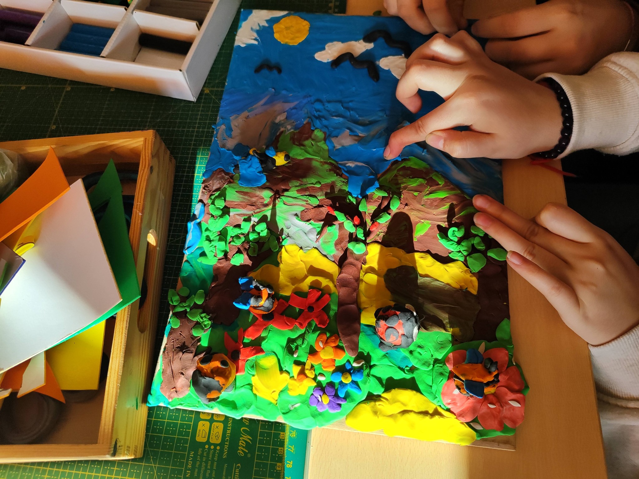 symbole wiosny z plasteliny