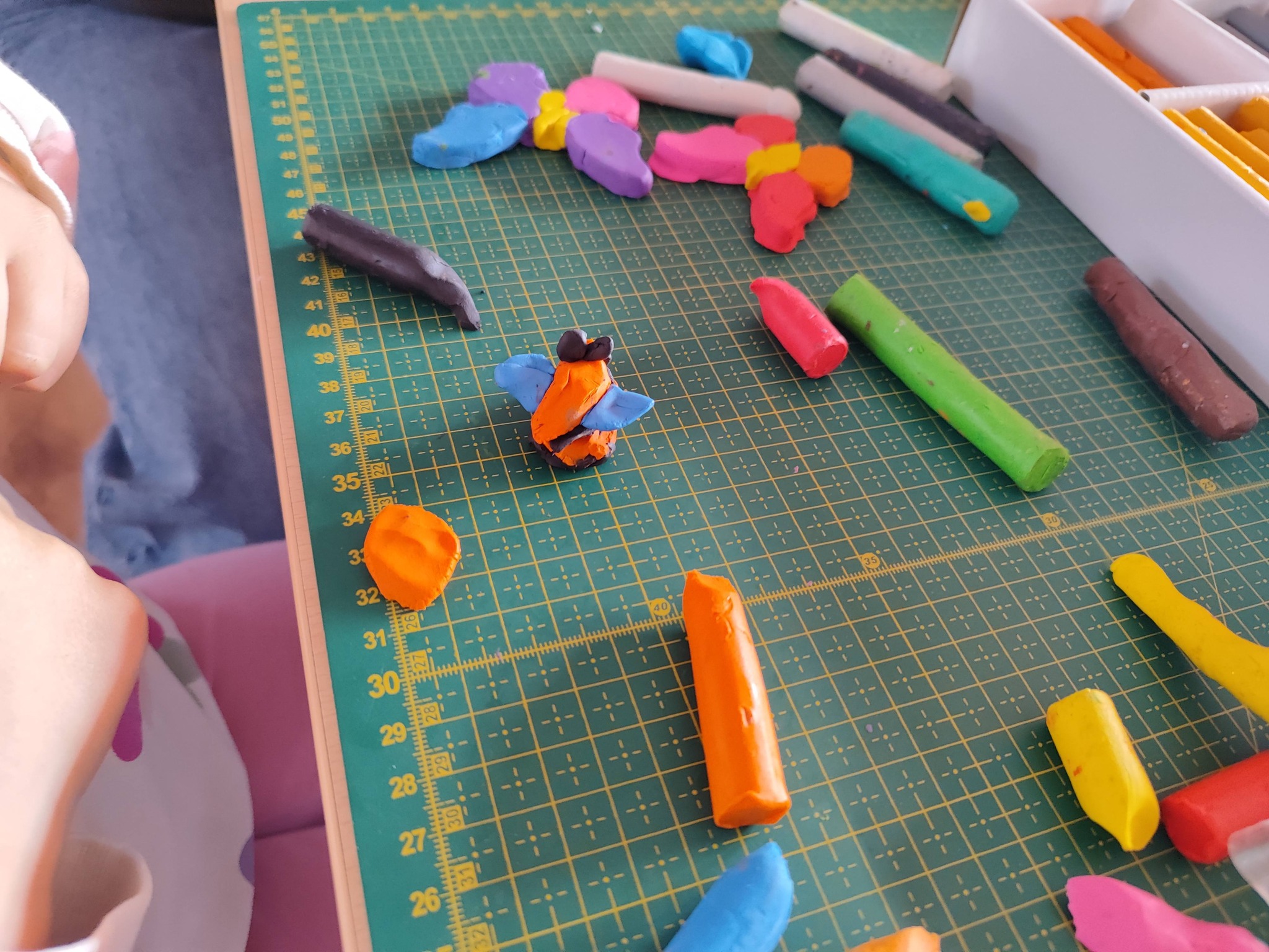 kolorowe laski plasteliny i motyle