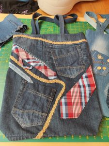 patchwork inaczej, torba jeansowa ze wstawka z krawata
