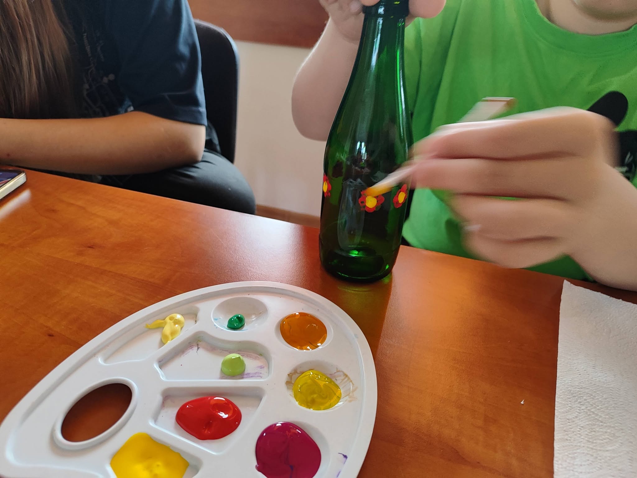ozdabianie butelki wzorami z kropek