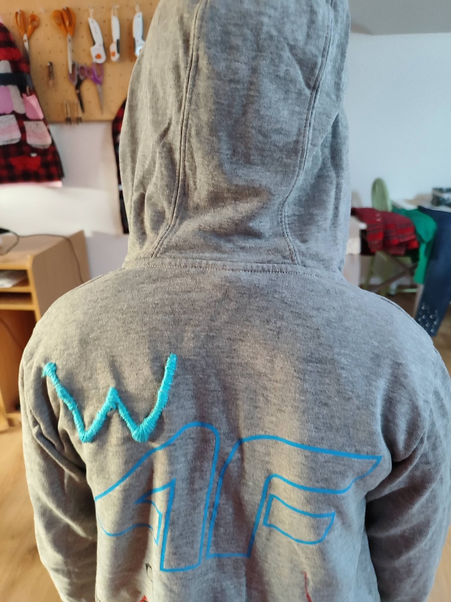 bluza z obszytą aplikacją ,,W