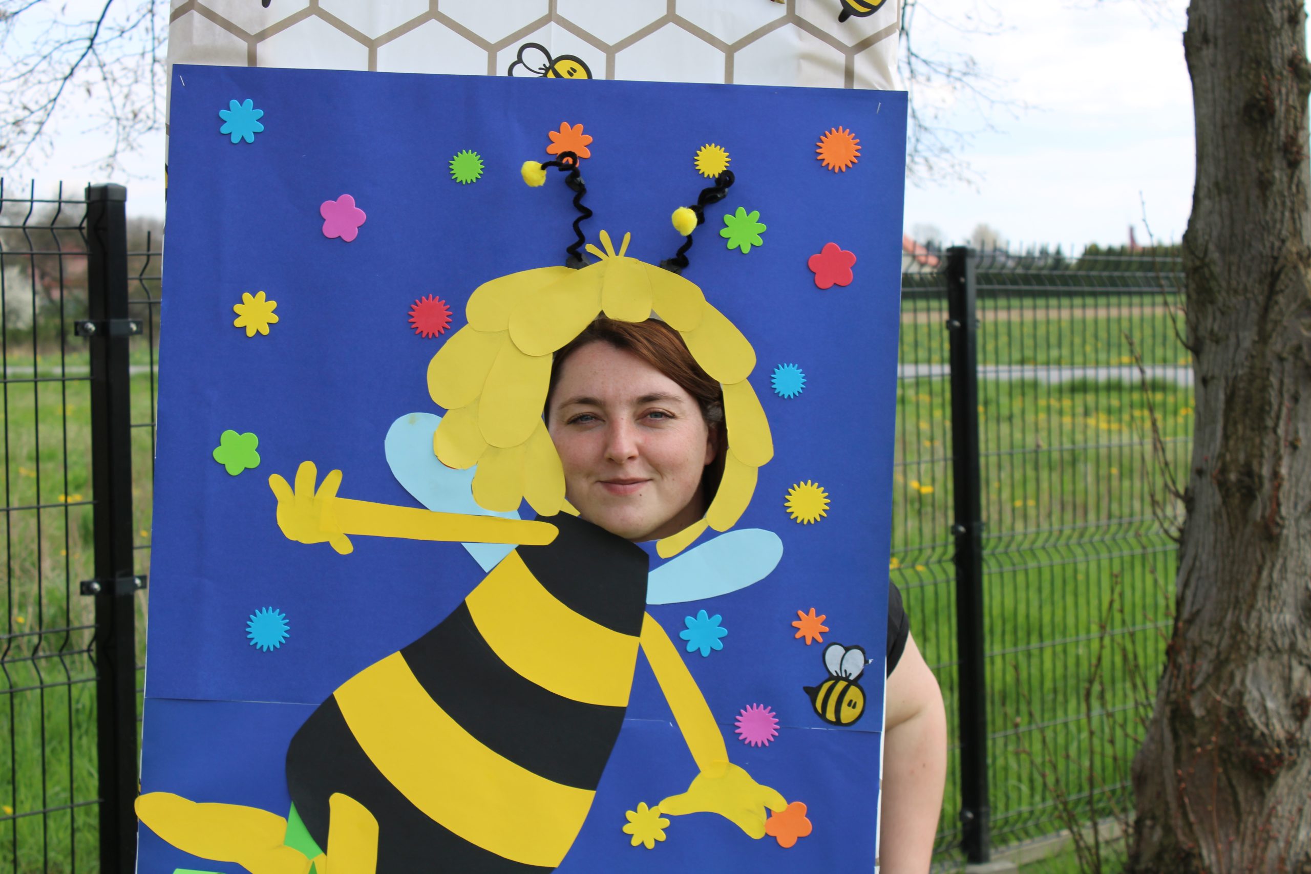 Na zdjęciu ścianka do robienia zdjęć z wizerunkiem pszczoły.