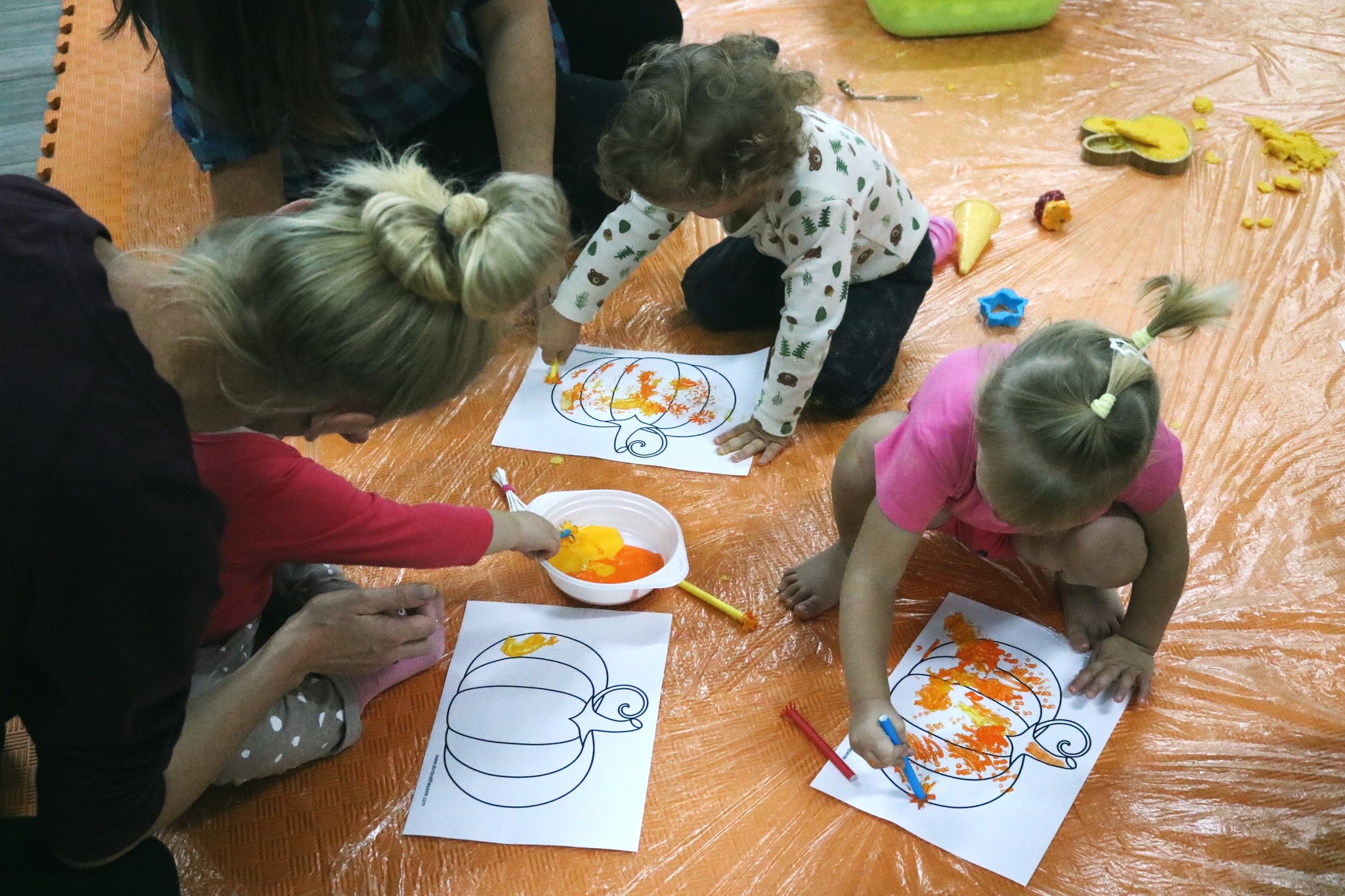Na zdjęciu widać dzieci malujące obrazki dyni.