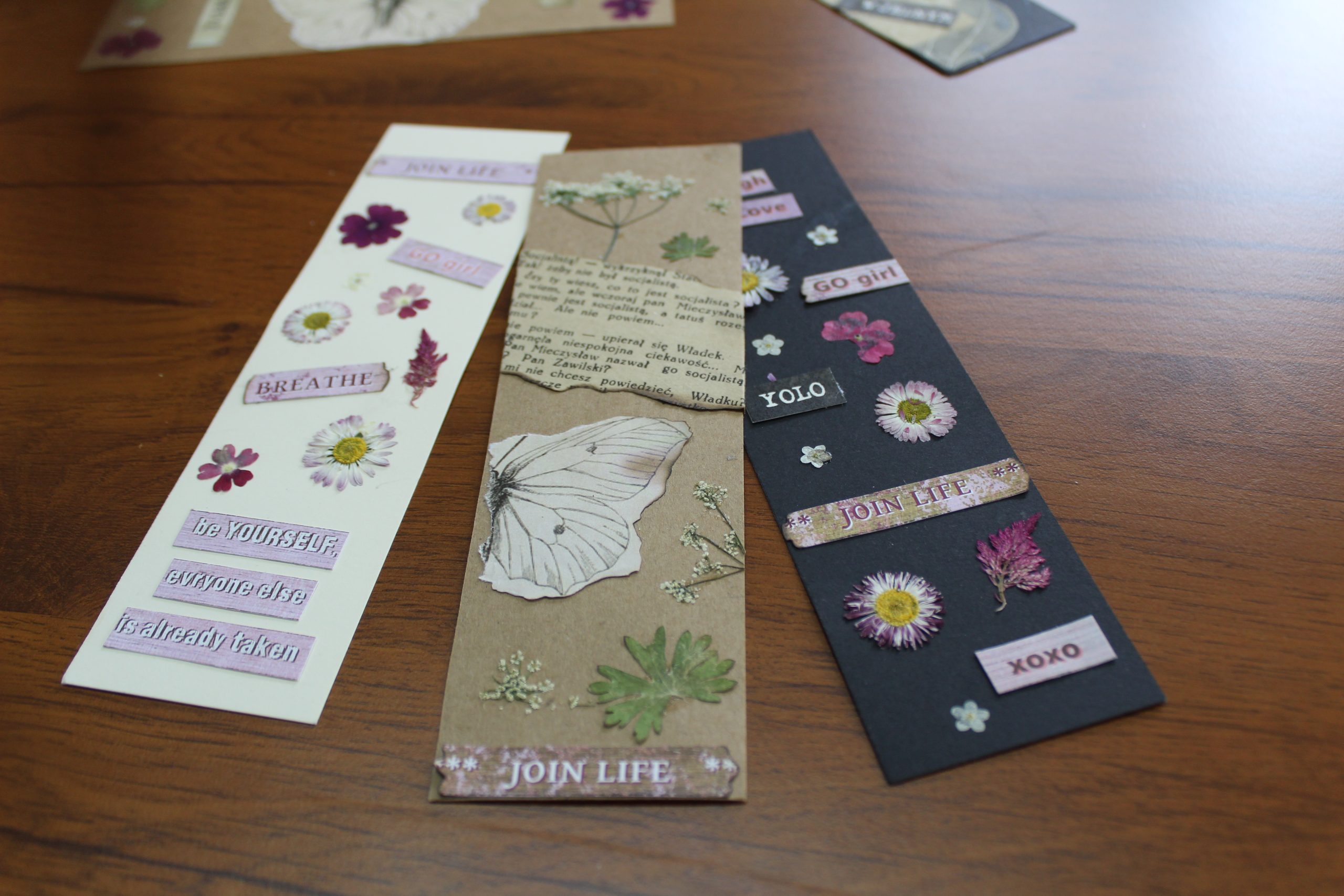 Zdjęcie, kilka ręcznie wykonanych zakładek do książek m.in. z suszonymi kwiatami.