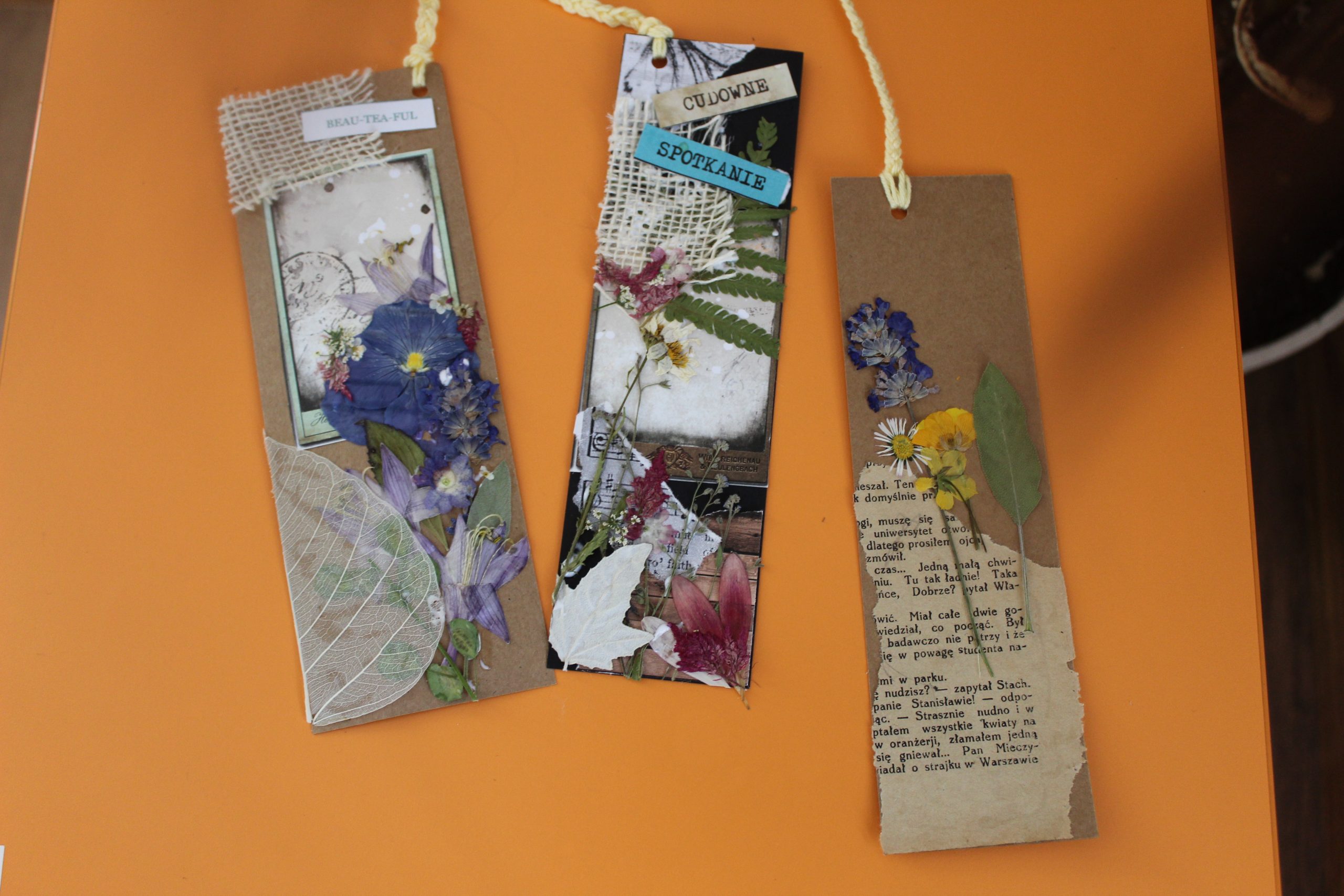 Zdjęcie, kilka ręcznie wykonanych zakładek do książek m.in. z suszonymi kwiatami.