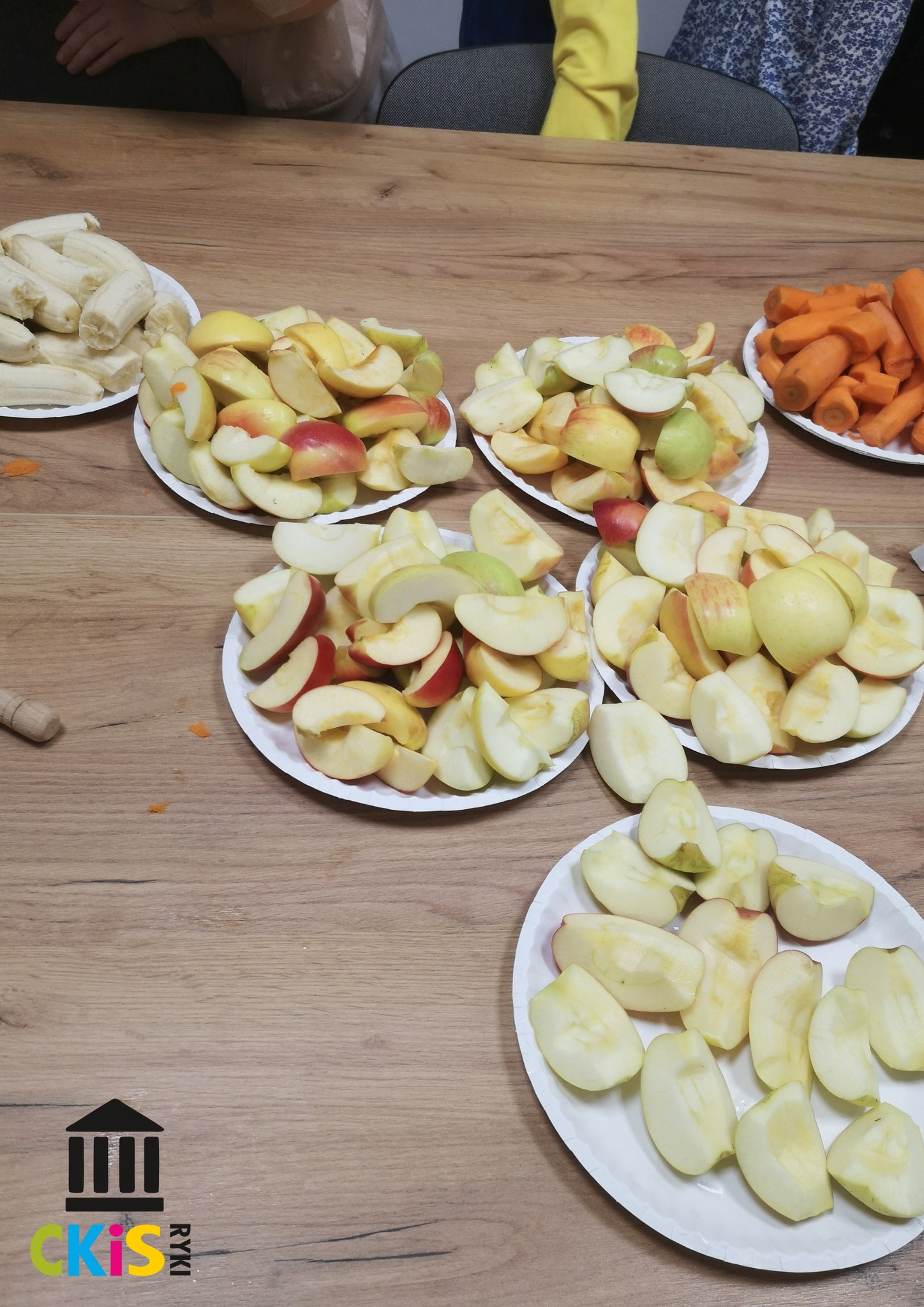 na zdjęciu widać obrane jabłka i marchewki położone na talerzach