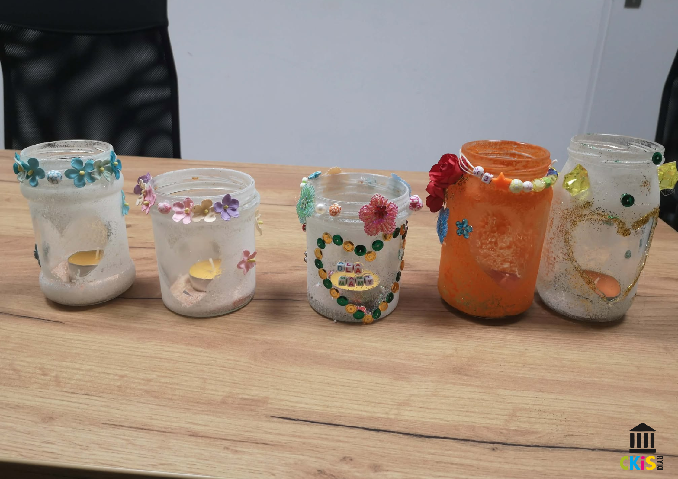 Na zdjęciu widać ozdobione słoiczki.