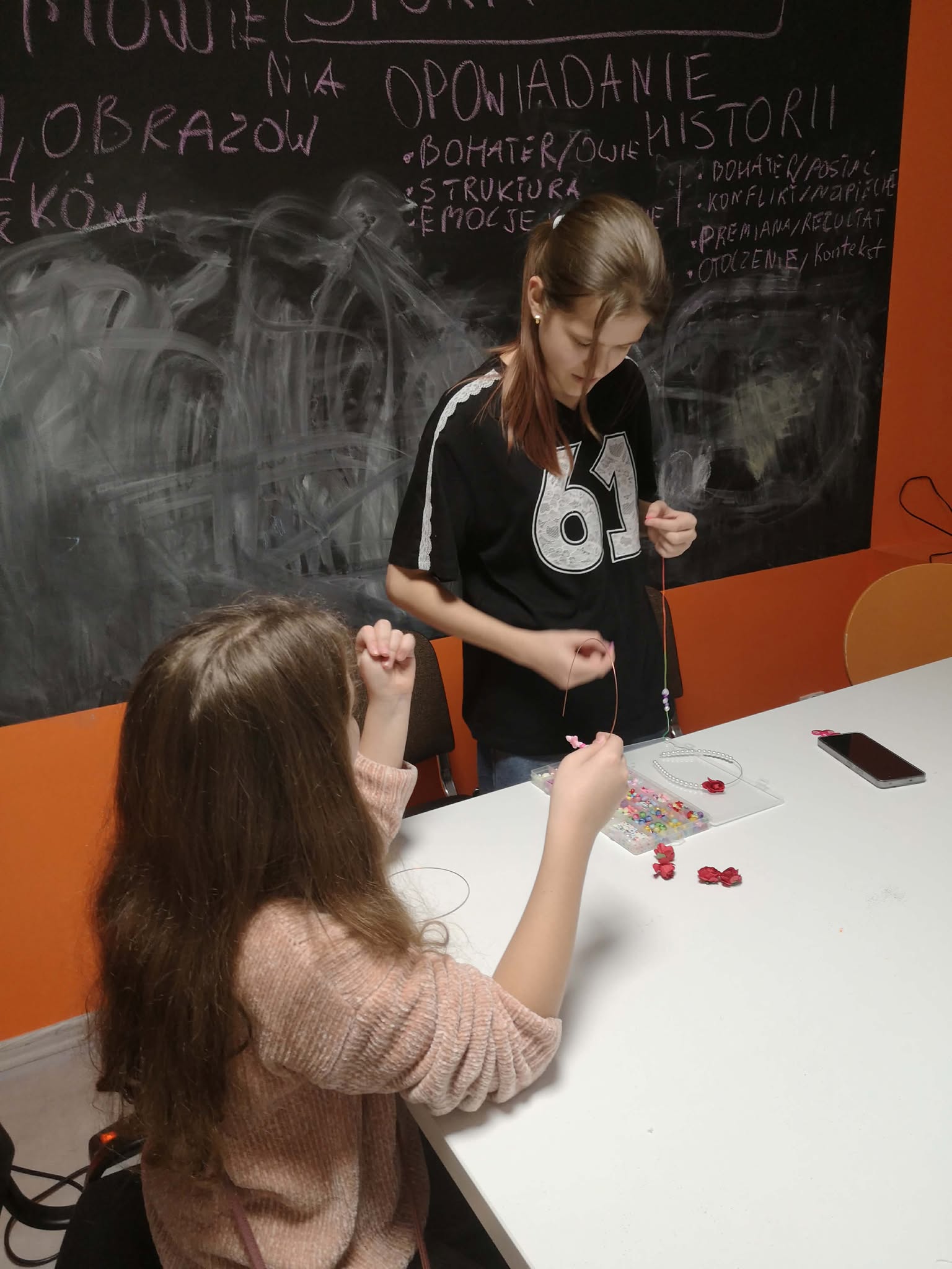 na zdjęciu widać dziewczynki, które robią bizuterię