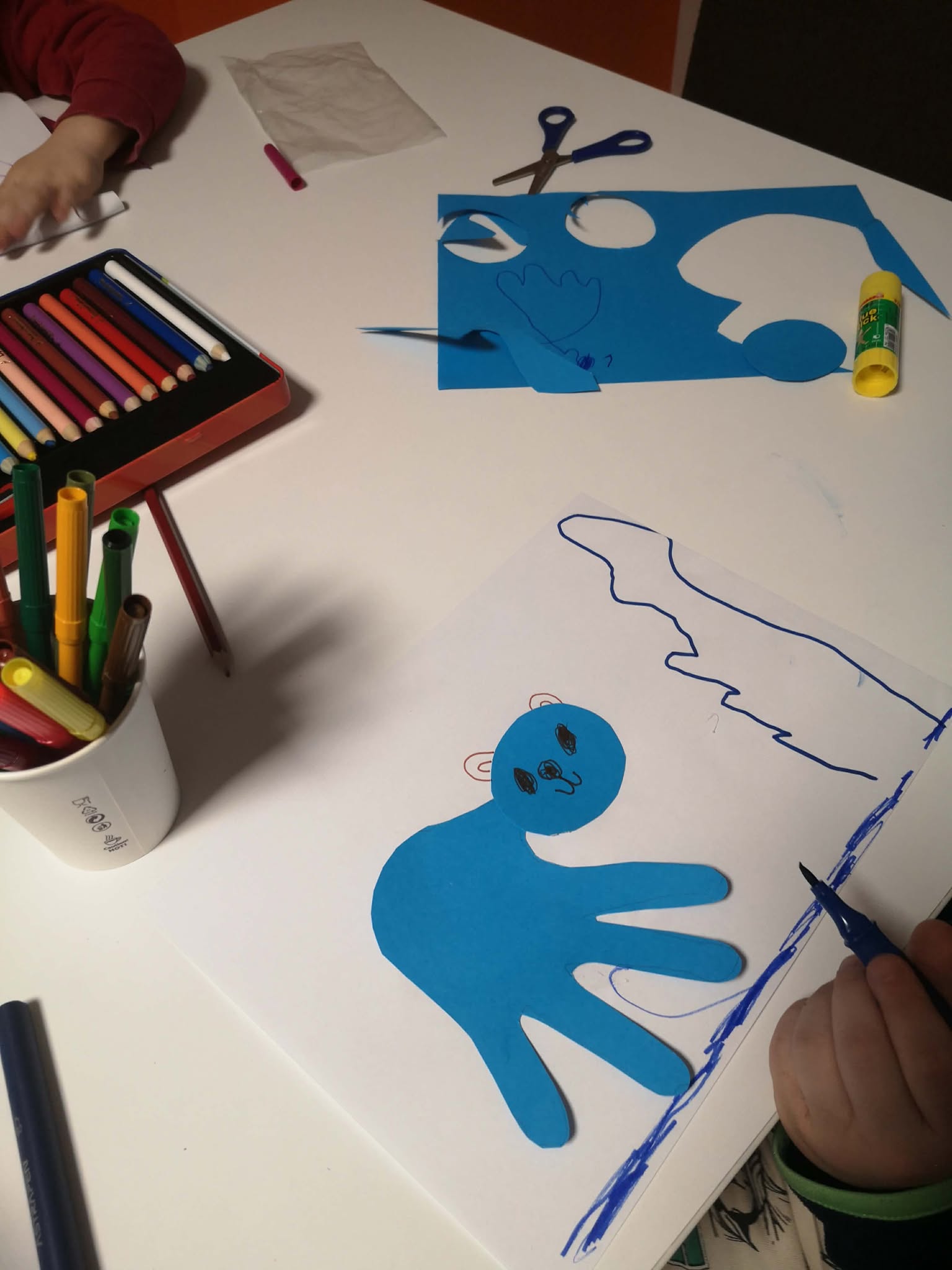 na zdjęciu widać dziecięce rysunki - niedźwiedzia polarnego