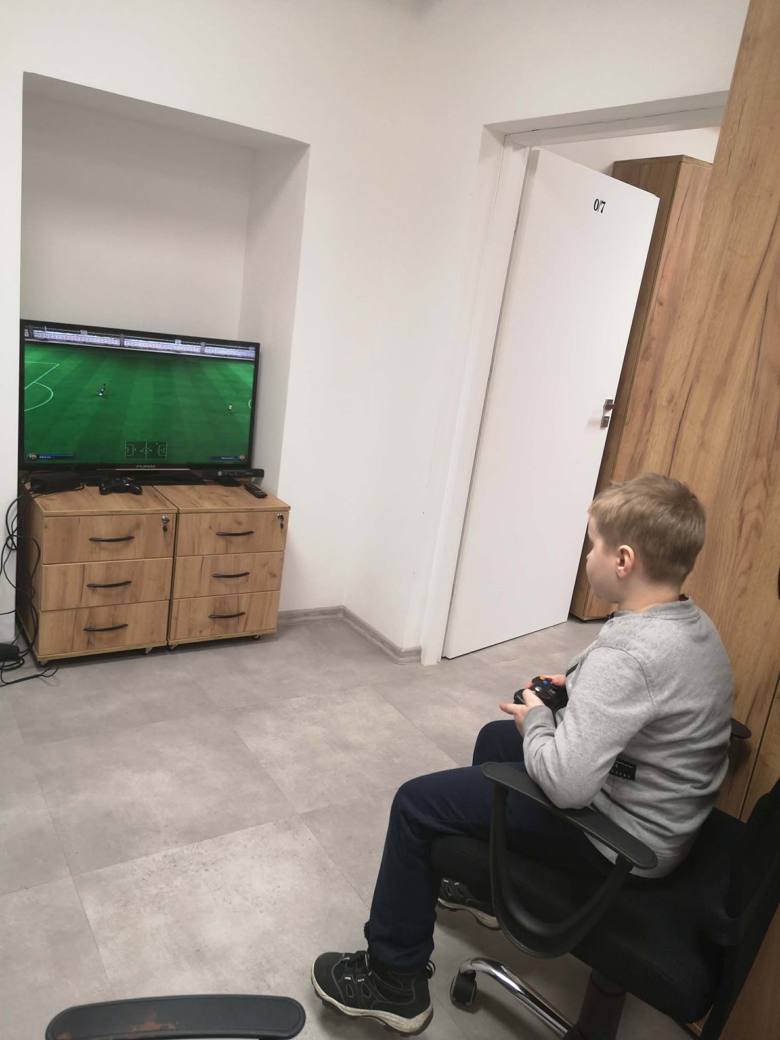 na zdjęciu widać , który gra na konsoli