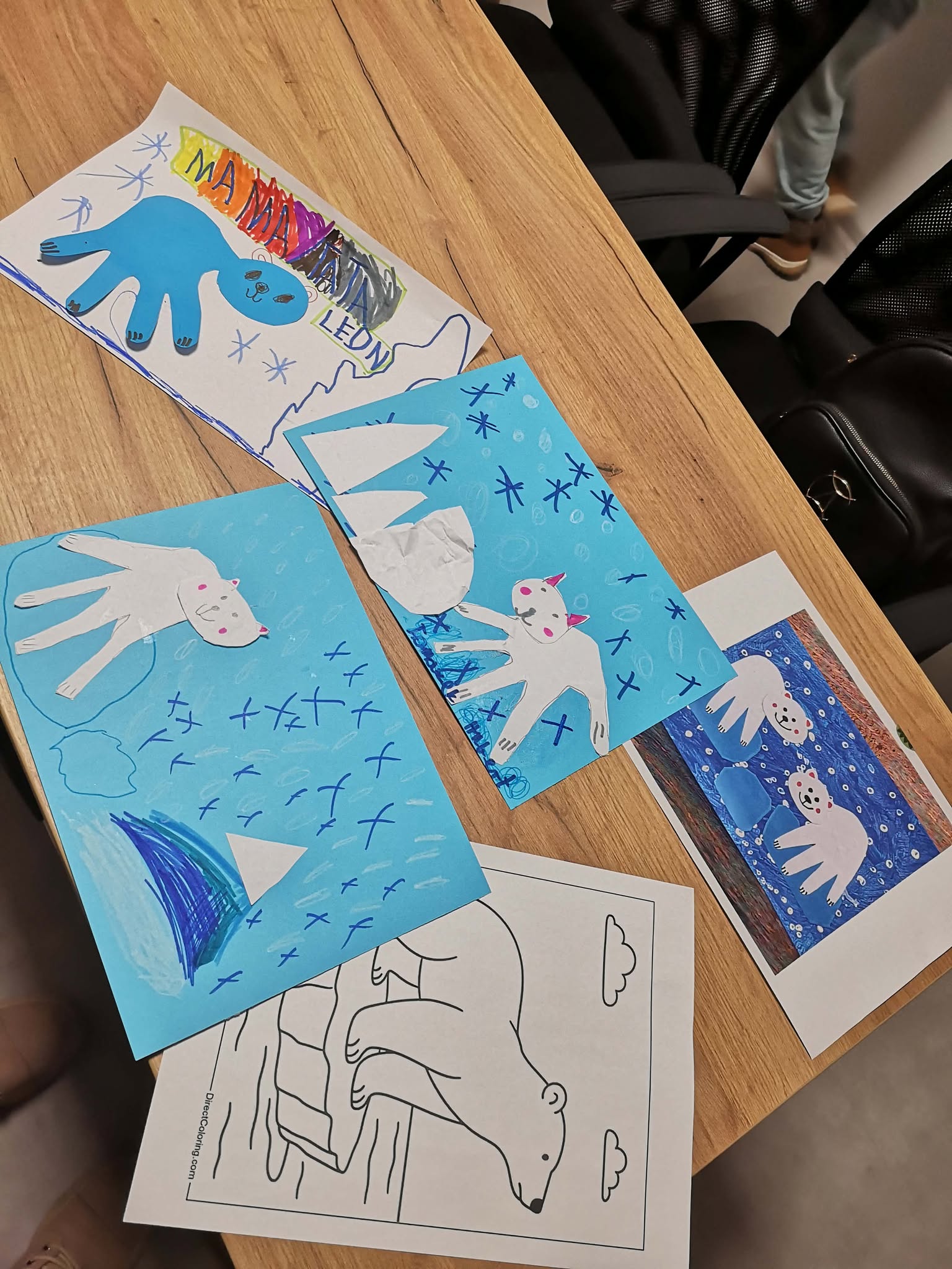 na zdjęciu widać dziecięce rysunki - niedźwiedzia polarnego