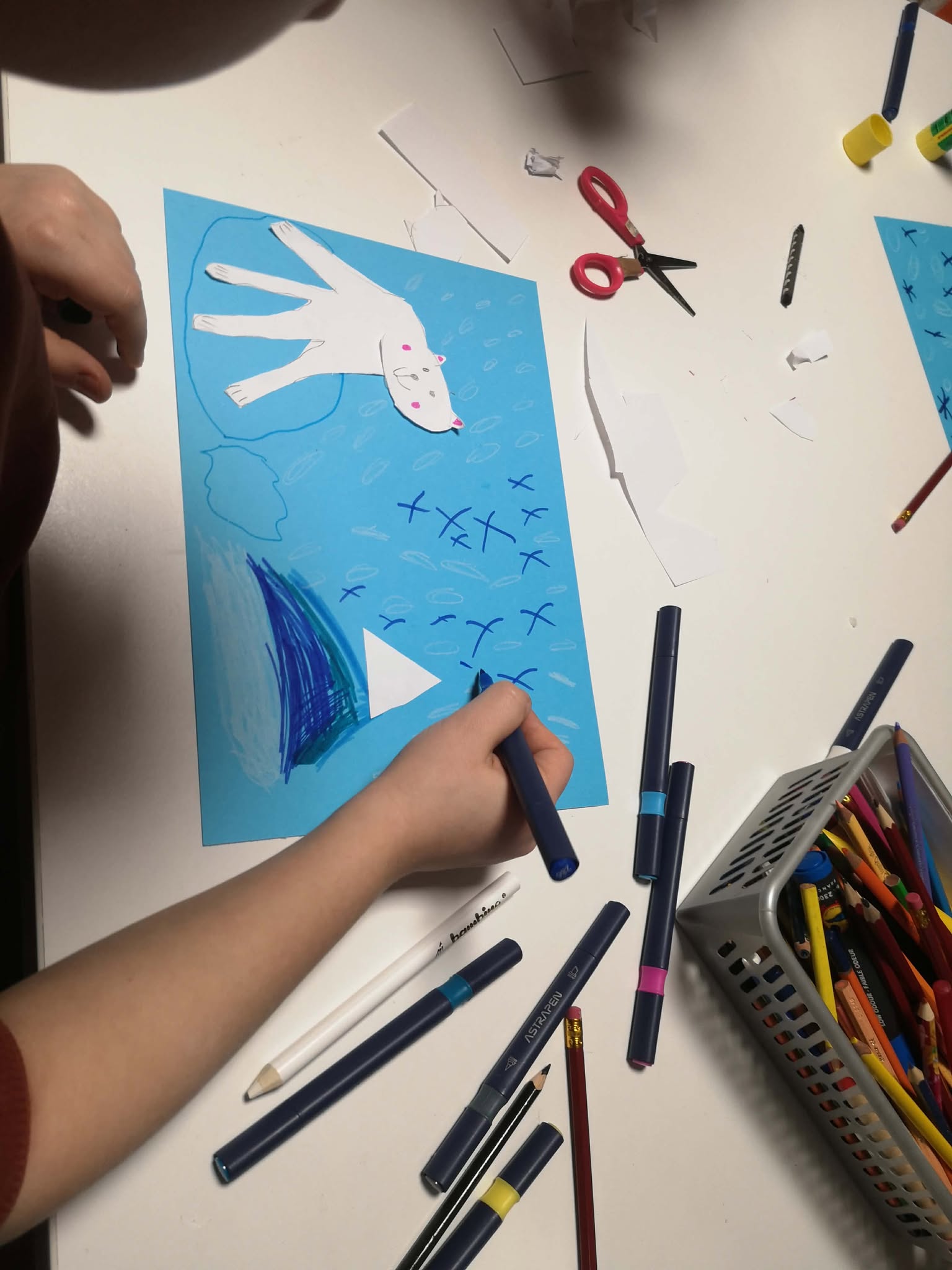 na zdjęciu widać dziecięce rysunki - niedźwiedzia polarnego