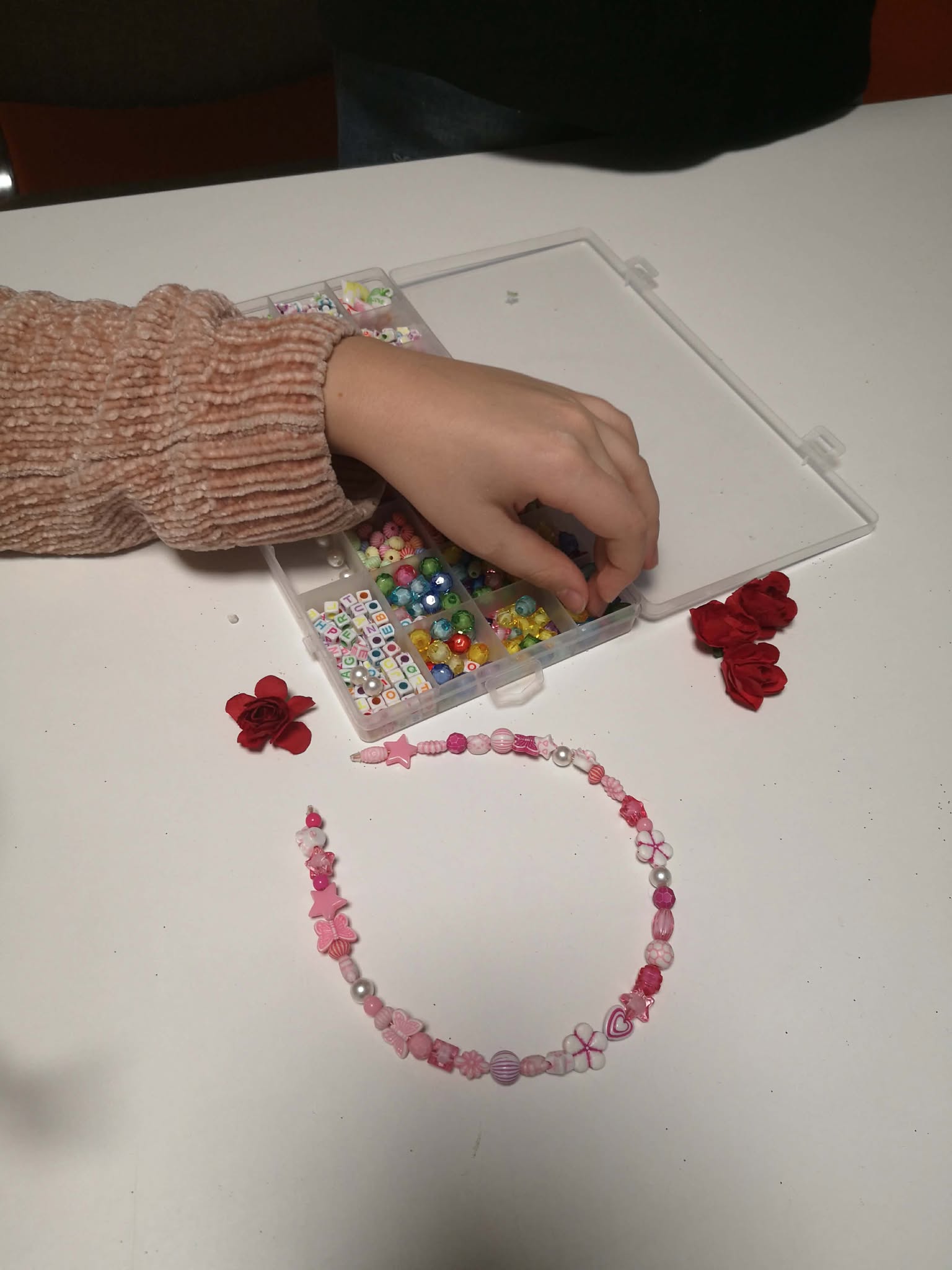 na zdjęciu widać własnoręcznie wykonaną opaskę